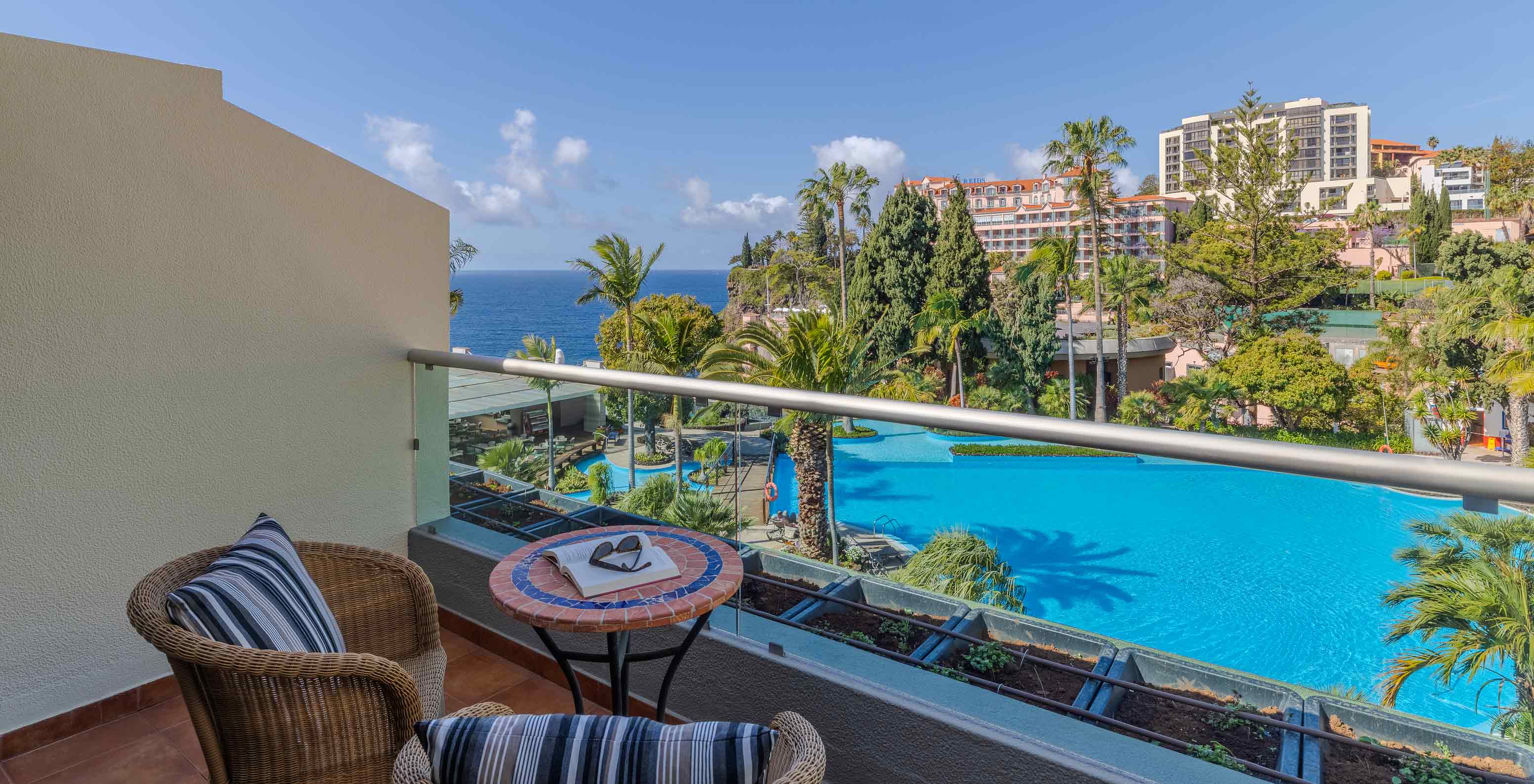 Pestana Carlton Madeira, Hotel 5 Estrelas na Madeira, com varanda voltada para piscina e vista mar tropical