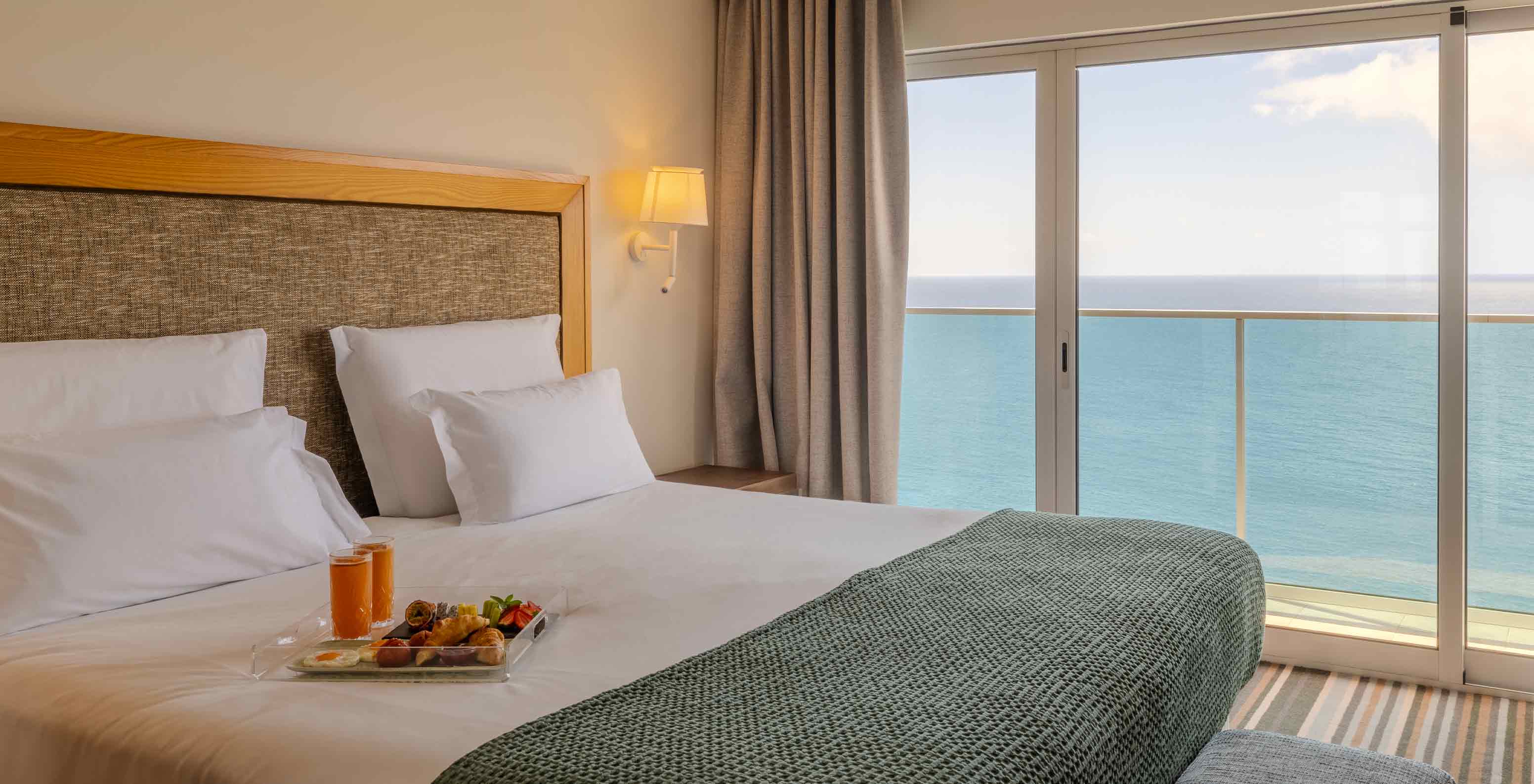 Pestana Carlton Madeira, Hotel 5 Estrelas na Madeira, com quarto luminoso e varanda com vista mar
