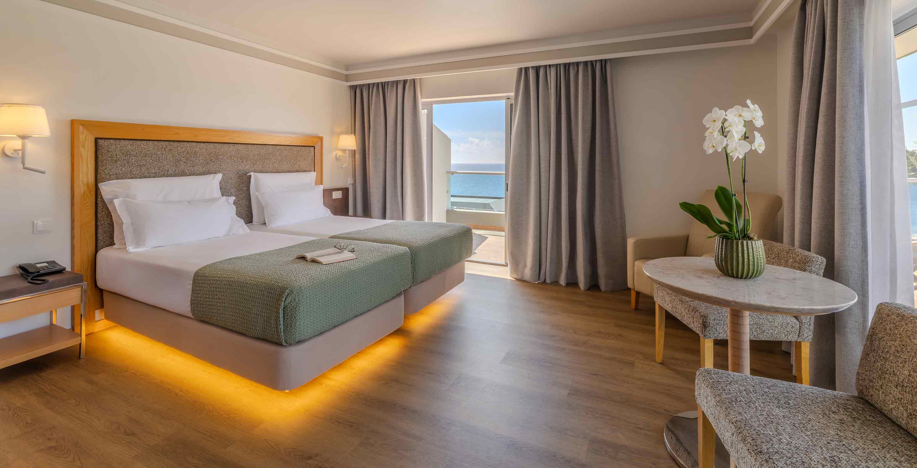 Pestana Carlton Madeira, Hotel 5 Estrelas na Madeira, com quarto luminoso e varanda com vista mar
