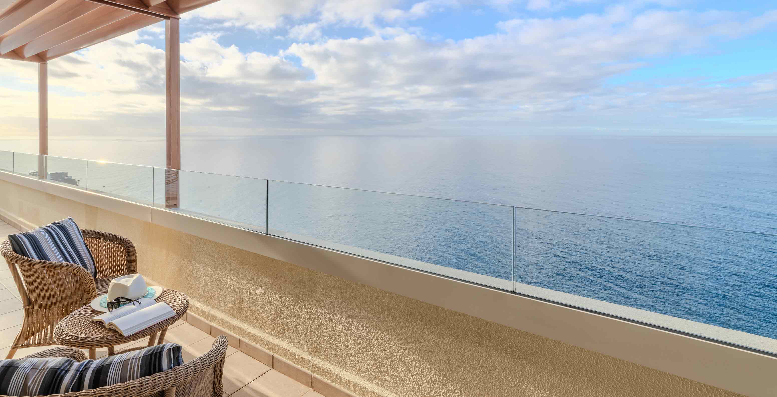 Pestana Carlton Madeira Hotel 5 Estrelas na Madeira com varanda ampla e vista tranquila sobre o oceano