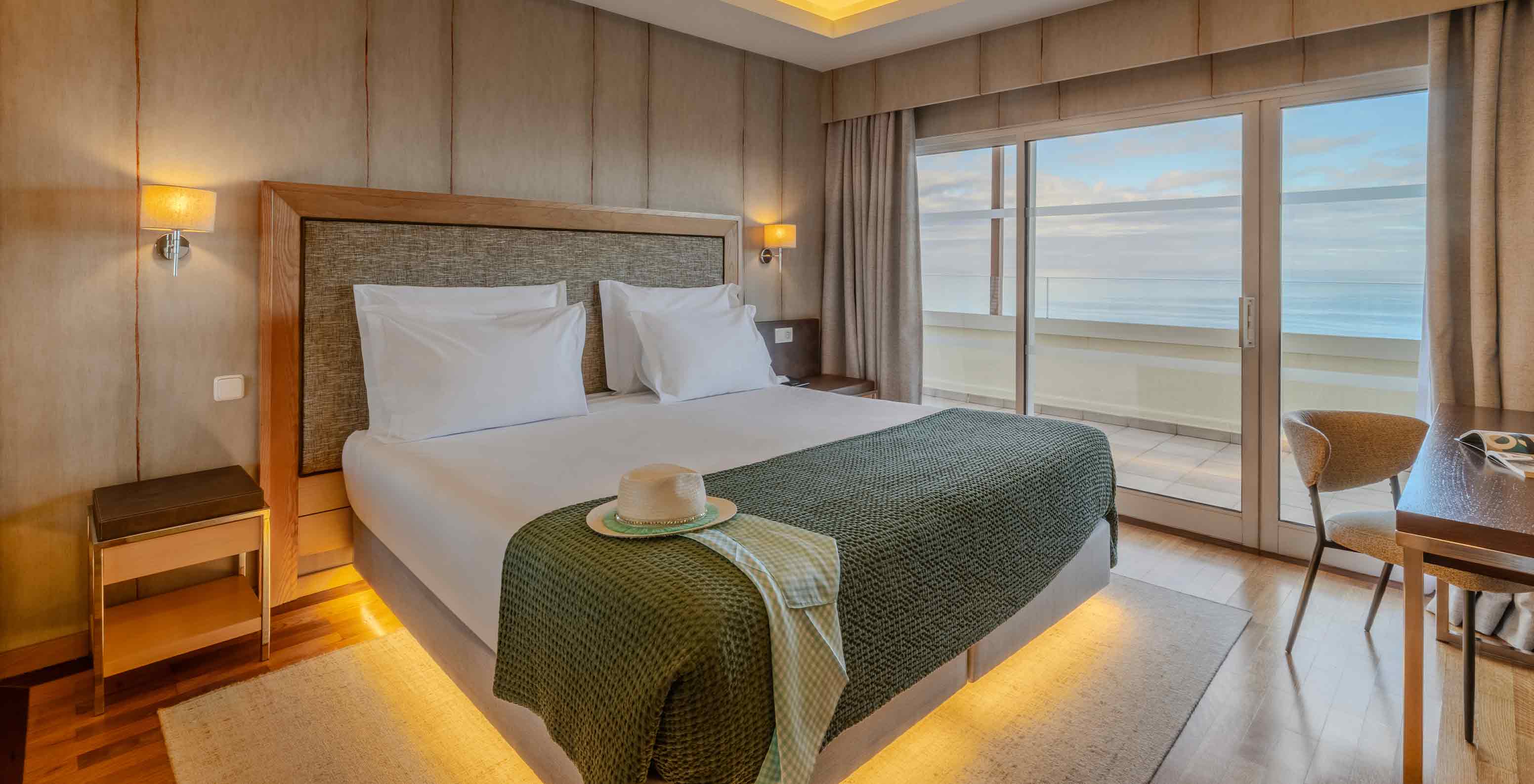 Pestana Carlton Madeira Hotel 5 Estrelas na Madeira, quarto com cama de casal e varanda com ampla vista mar