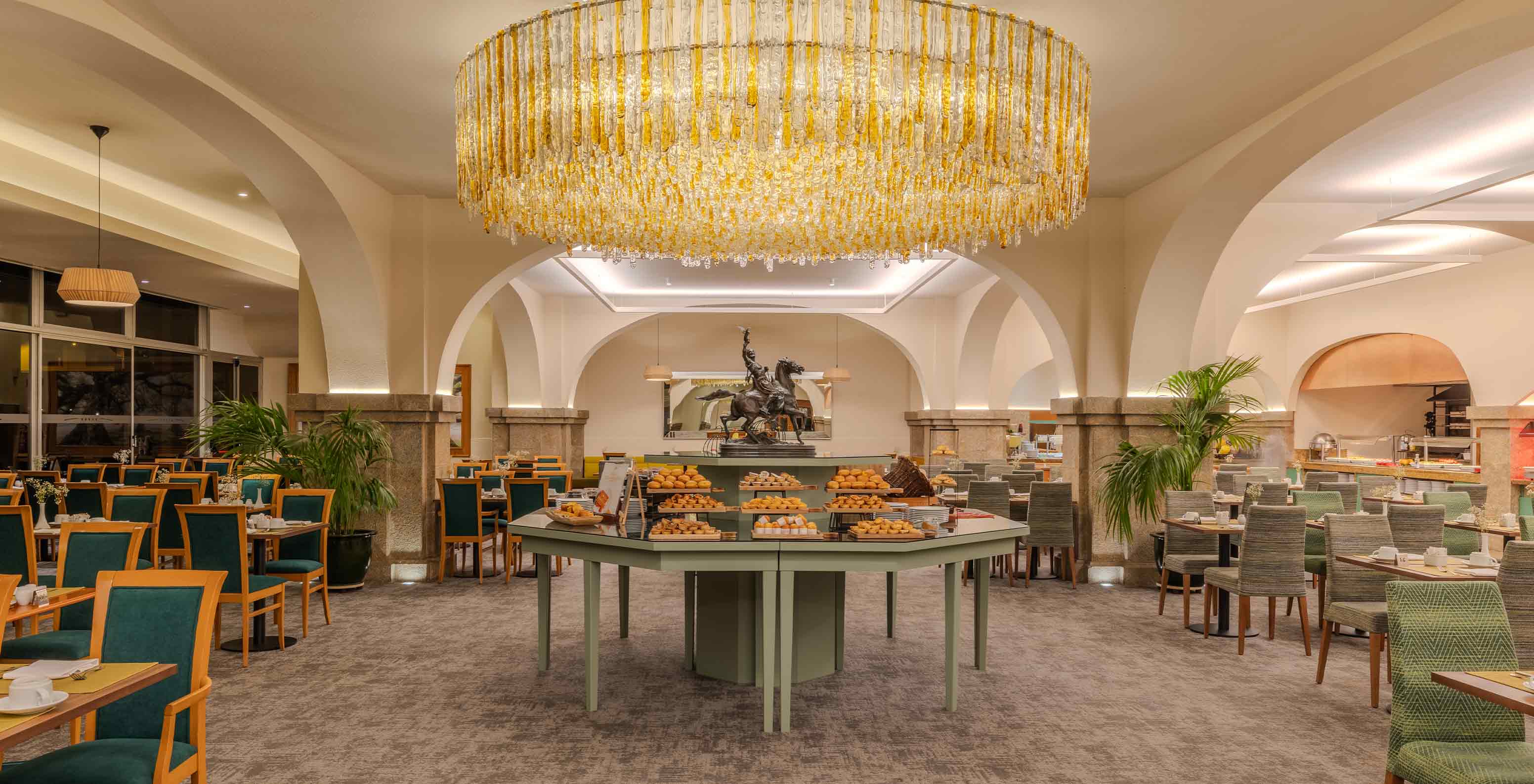 Pestana Carlton Madeira, Hotel 5 Estrelas na Madeira, exibindo buffet central sob amplo lustre dourado