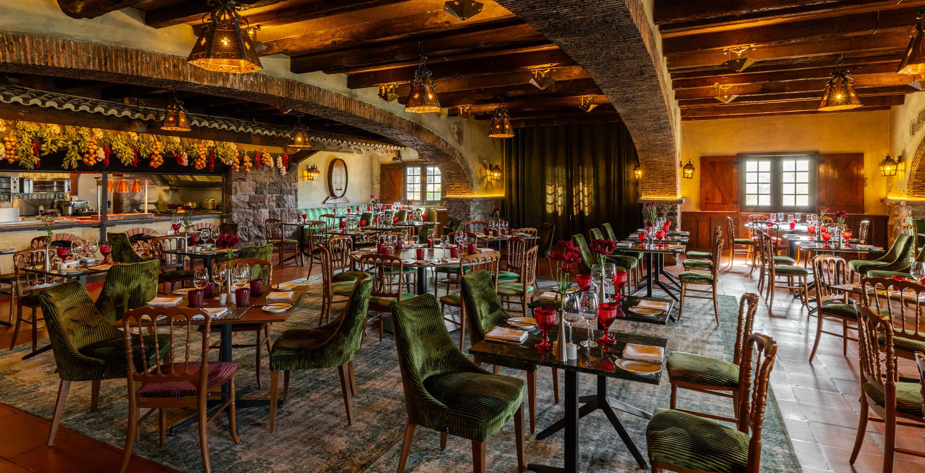 Pestana Carlton Madeira Hotel 5 Estrelas na Madeira, restaurante rústico com mesas postas e iluminação quente