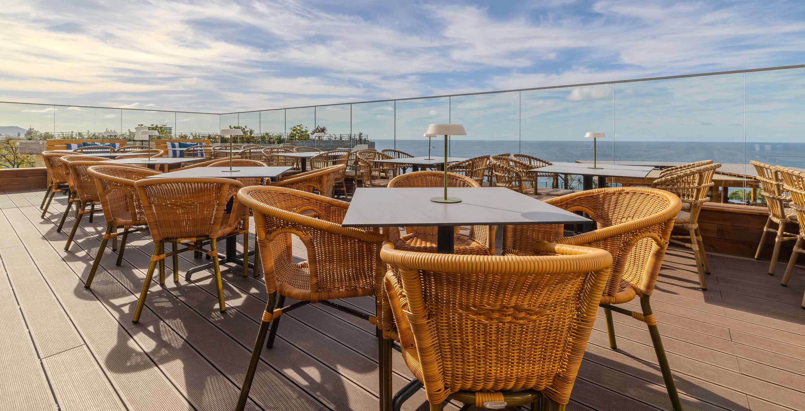 Pestana Carlton Madeira Hotel 5 Estrelas na Madeira, esplanada com mesas e vista ampla sobre o oceano