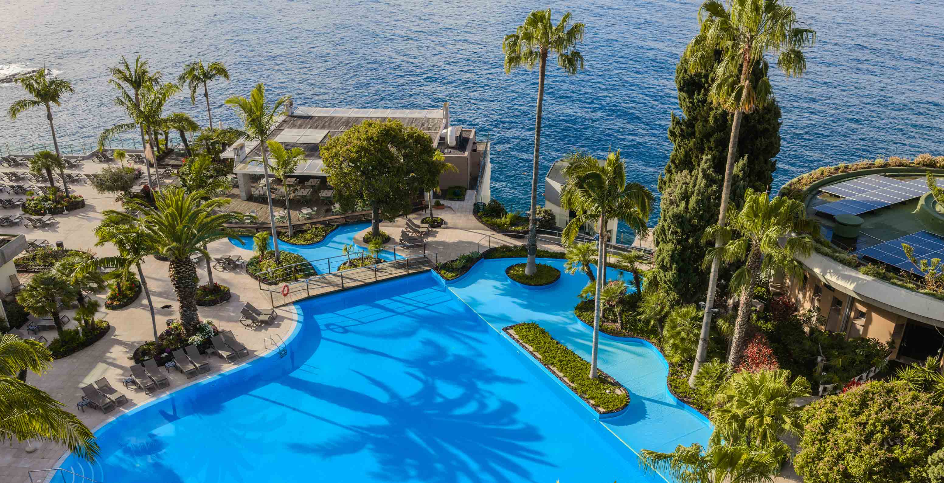 Pestana Carlton Madeira Hotel 5 Estrelas na Madeira, com vista sobre piscinas tropicais junto ao oceano