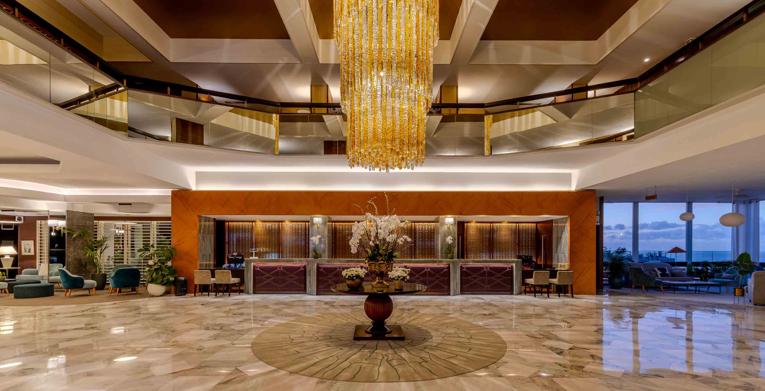 Pestana Carlton Madeira, Hotel 5 Estrelas na Madeira, com receção ampla e lustre dourado elegante ao centro
