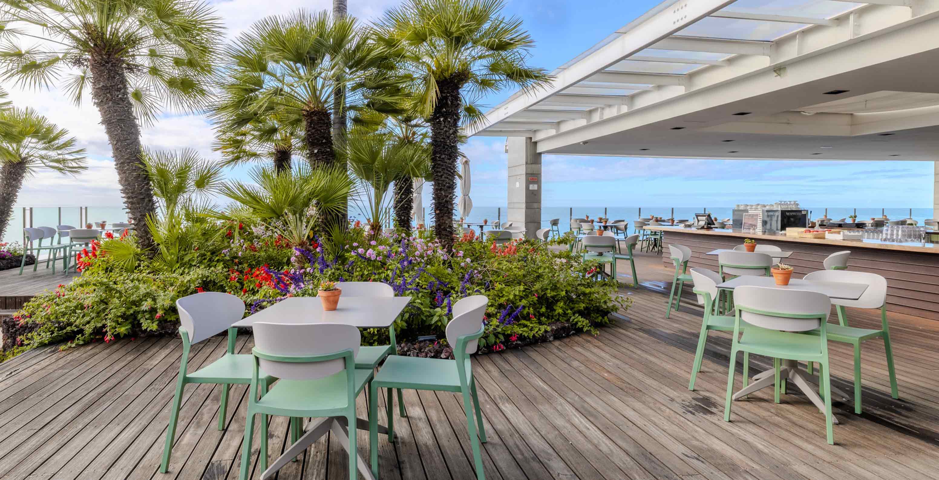 Restaurante do Pestana Carlton Madeira Hotel 5 Estrelas na Madeira com esplanada tropical voltada para o mar