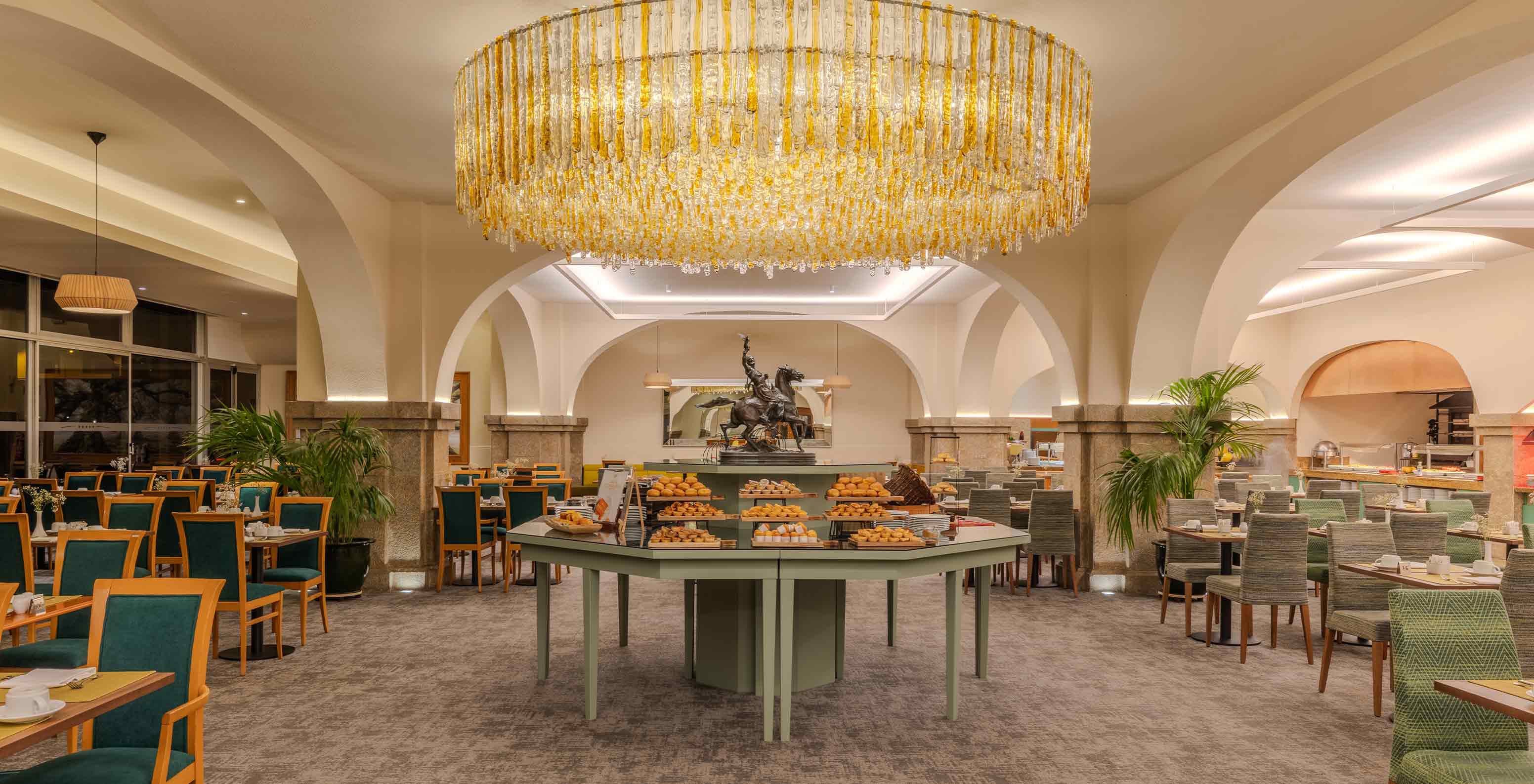 Restaurante do Pestana Carlton Madeira Hotel 5 Estrelas na Madeira, com salão elegante e buffet iluminado