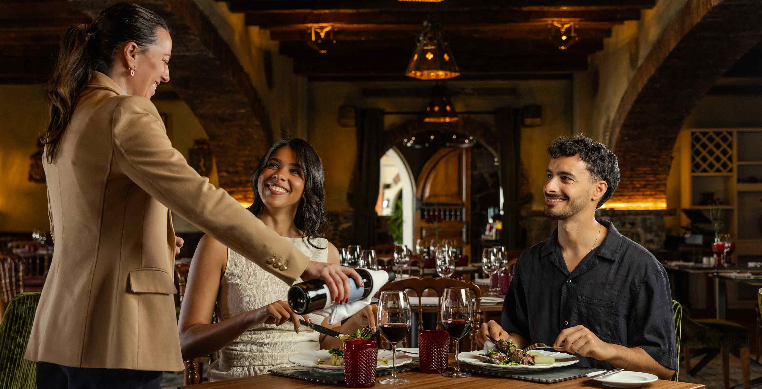Restaurante do Pestana Carlton Madeira, Hotel 5 Estrelas na Madeira, com casal a jantar e serviço de vinho