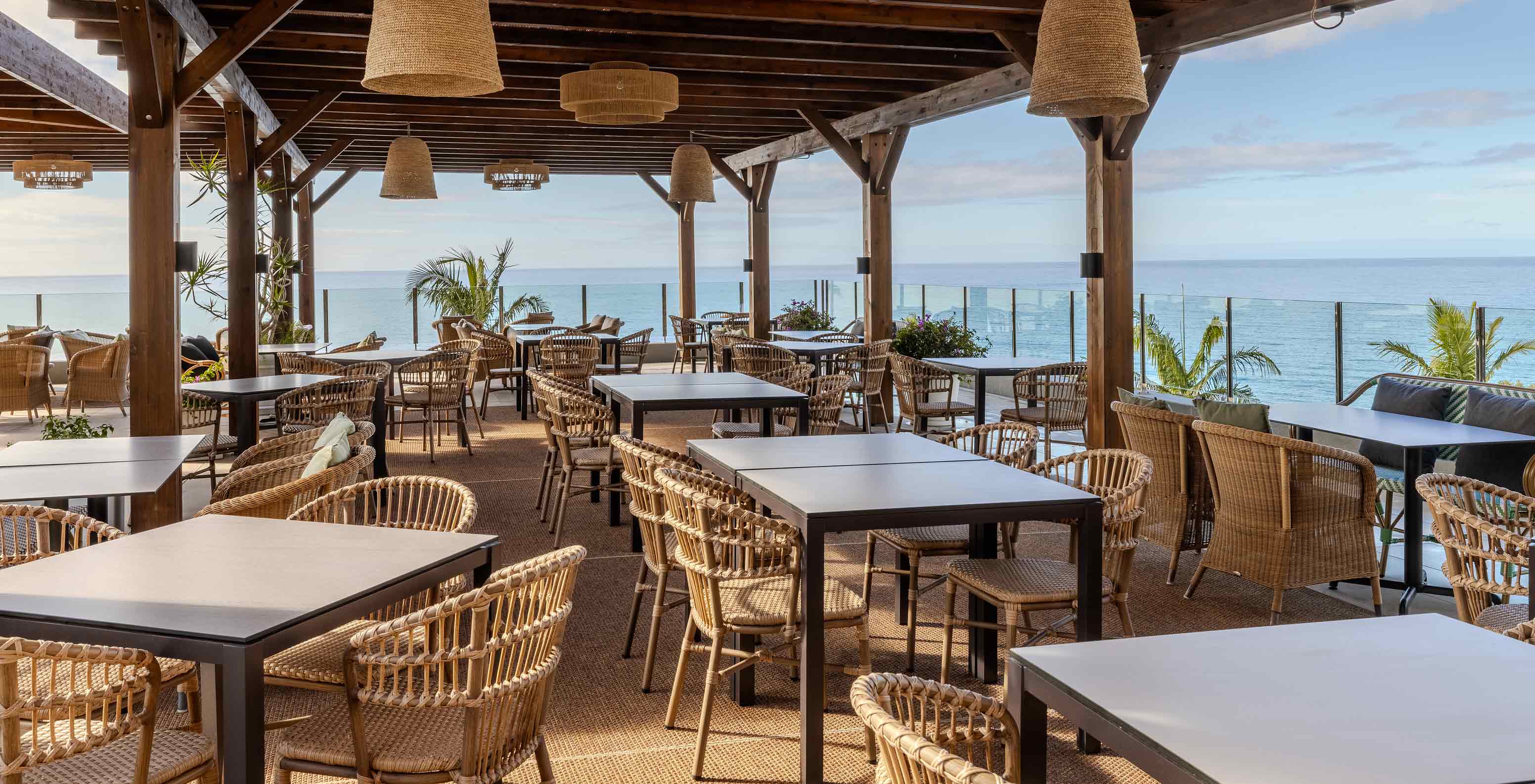 Restaurante do Pestana Carlton Madeira, Hotel 5 Estrelas na Madeira com esplanada e mesas frente ao mar