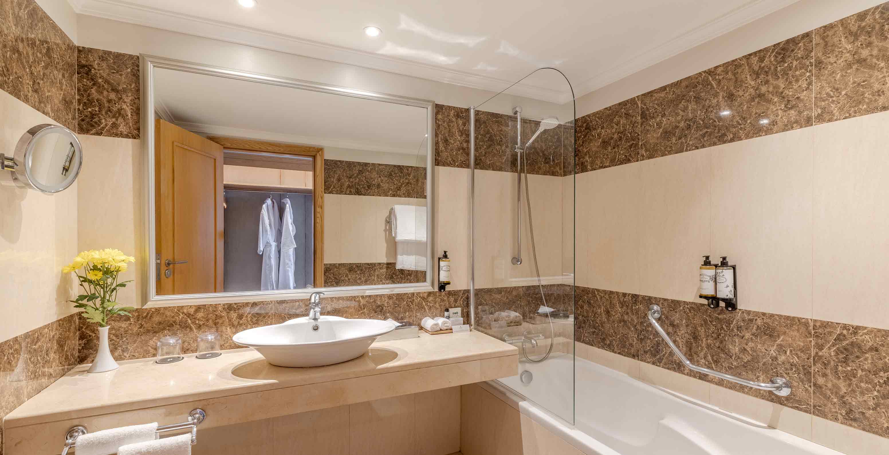 Quarto Clássico Vista Baía e Mar no Pestana Carlton Madeira, casa de banho com banheira e espelho amplo