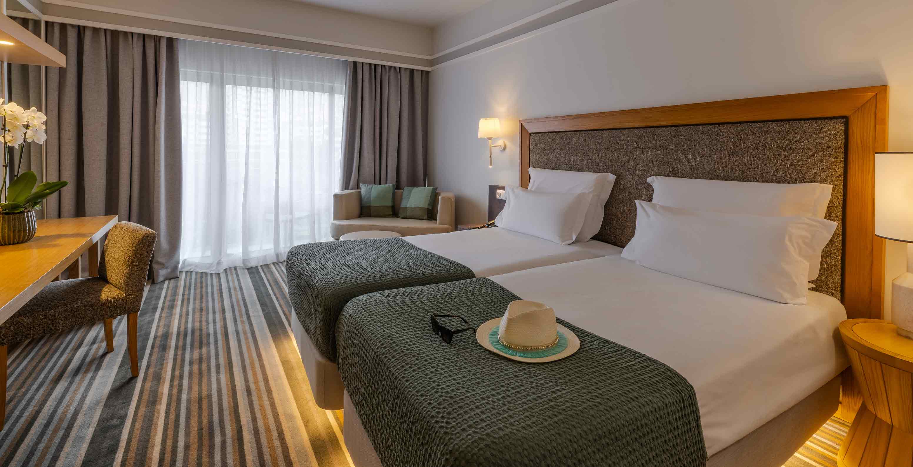 Quarto Clássico Vista Baía e Mar no Pestana Carlton Madeira, com camas individuais e varanda luminosa