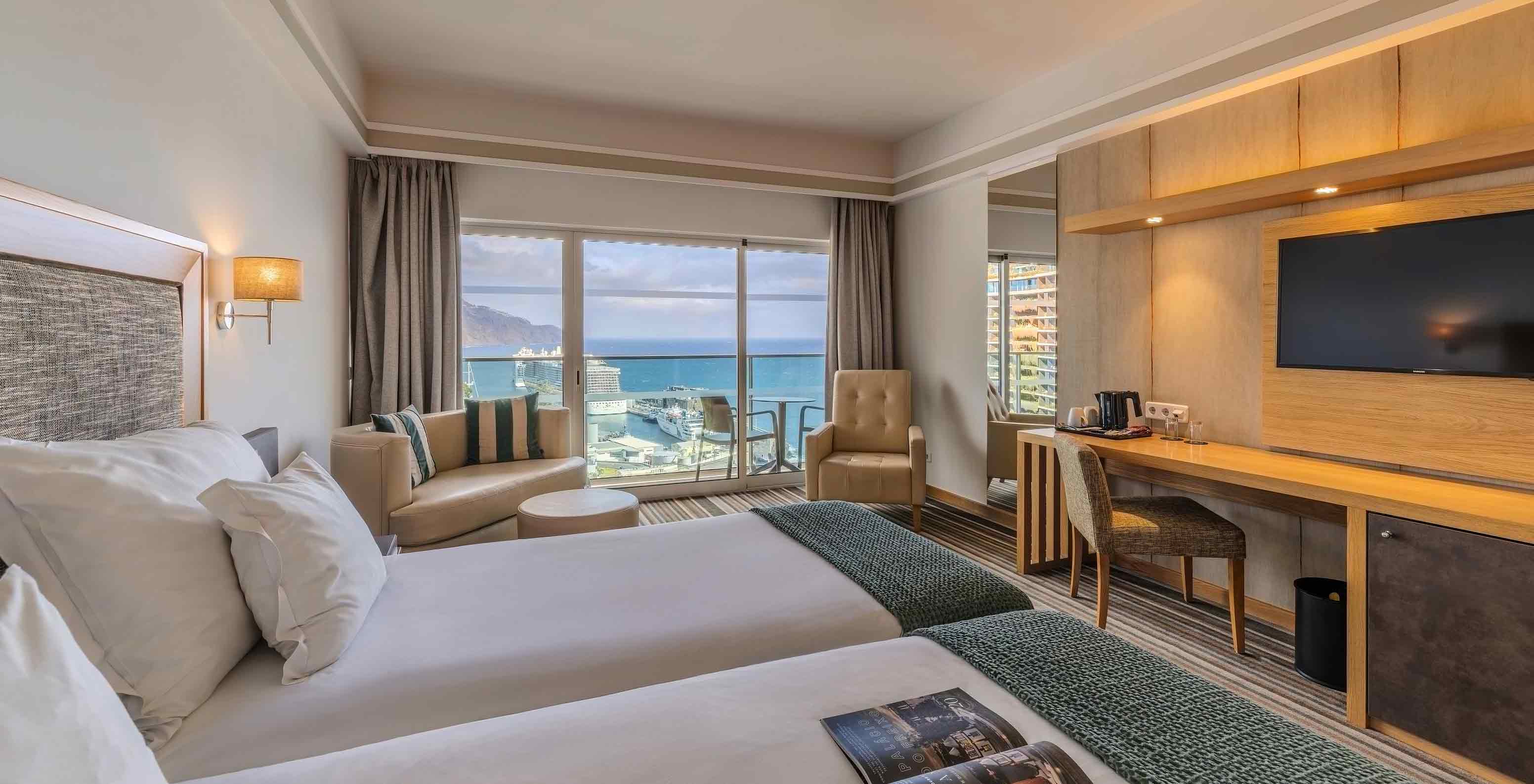 Classic Bay Sea Window no Pestana Carlton Madeira com varanda mobilada e vista ampla sobre o mar atlântico
