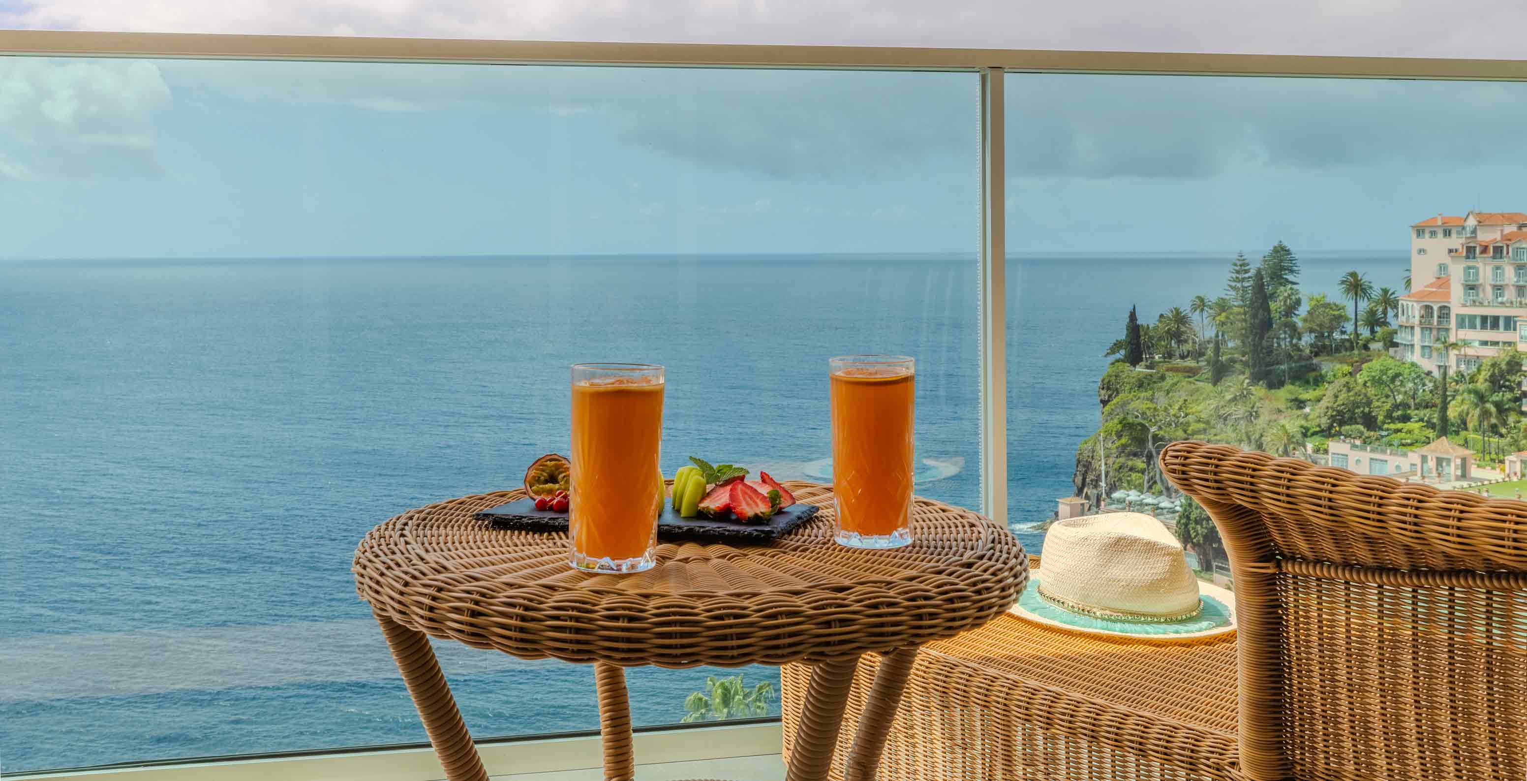 Suite Júnior Superior com Varanda no Pestana Carlton Madeira, terraço com sumos e vista ampla para o mar