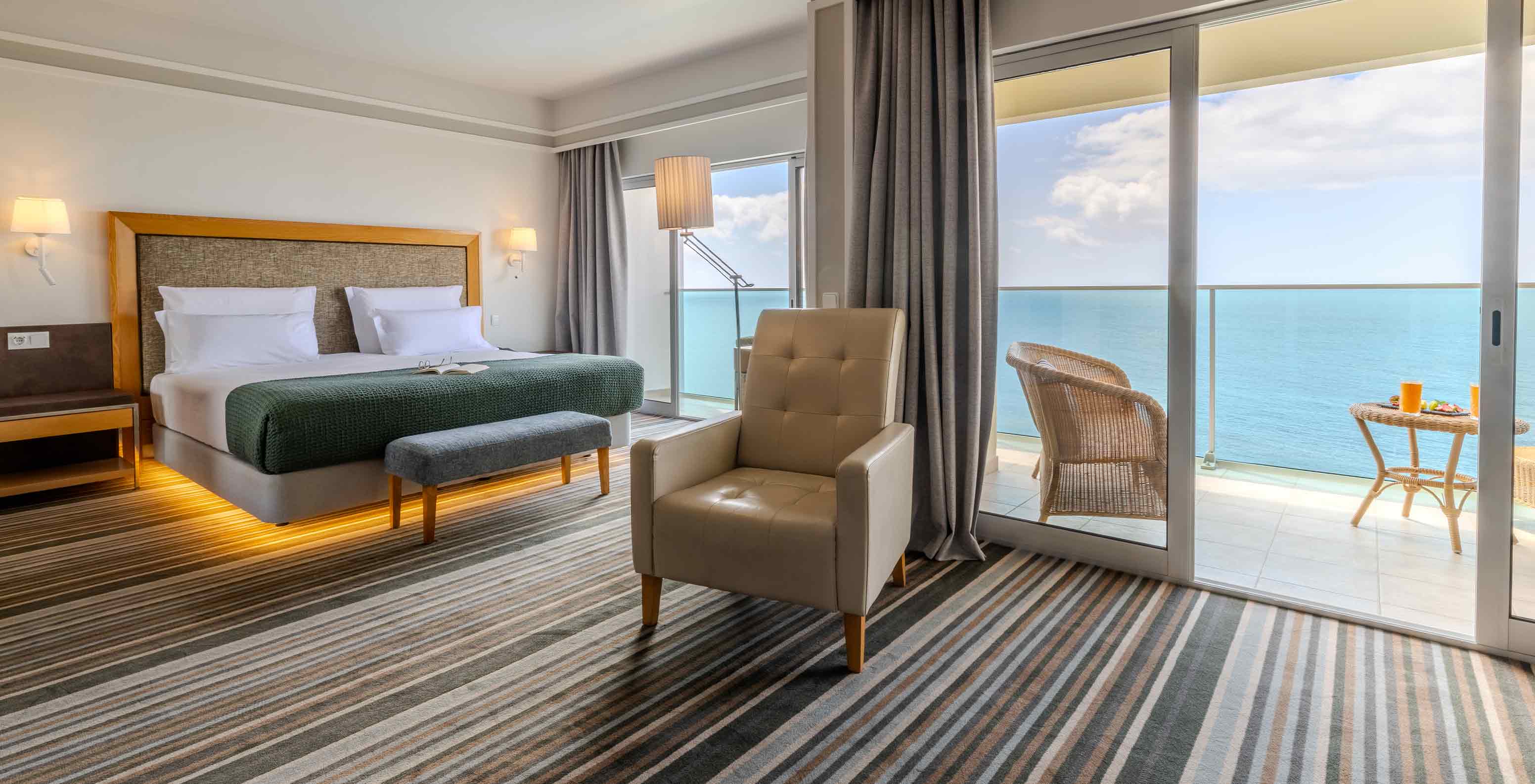 Suite Júnior Superior com Vista no Pestana Carlton Madeira, quarto amplo com varanda e vista mar ao oceano