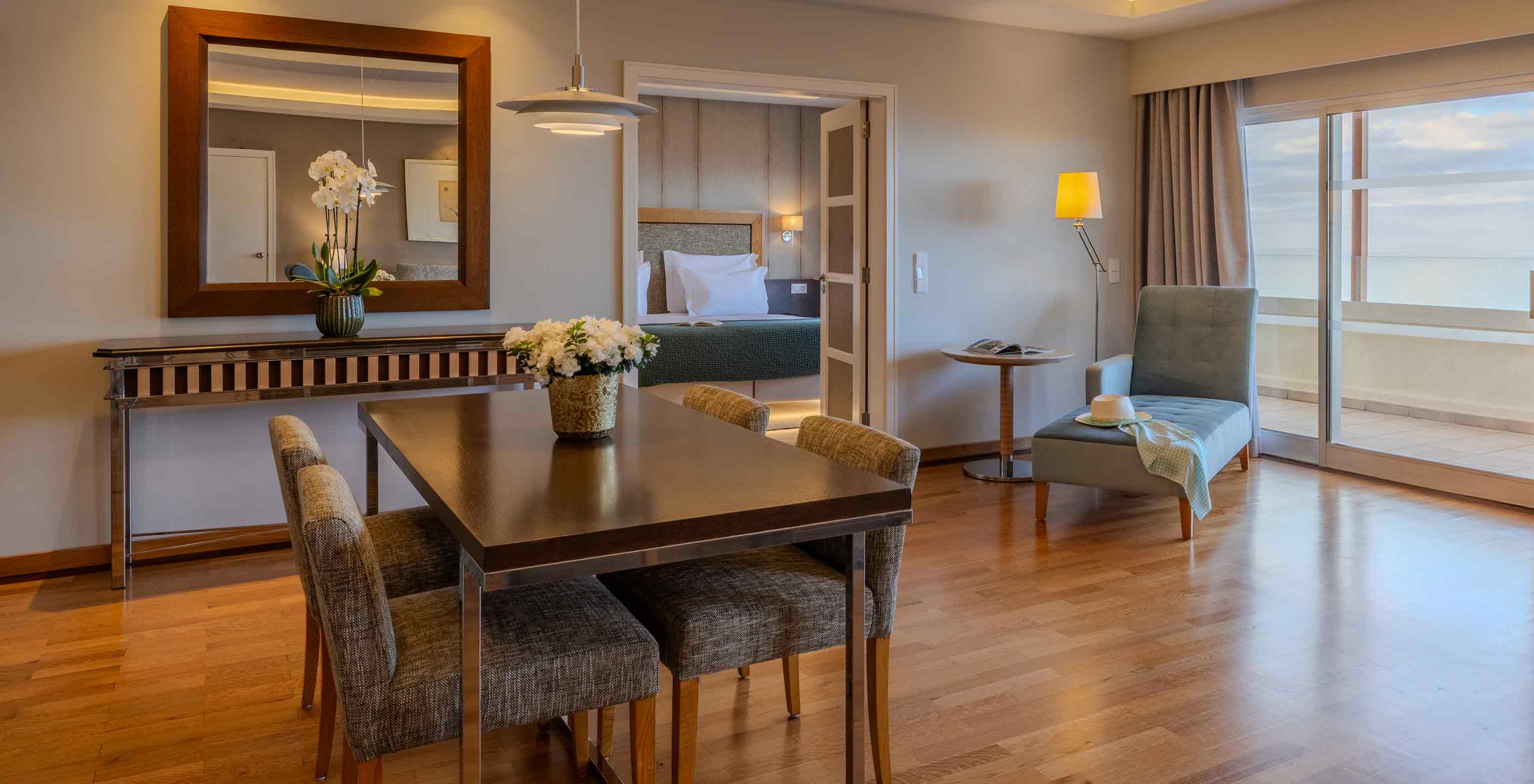 Suite Presidencial no Pestana Carlton Madeira com sala de jantar, chaise longue e varanda com vista mar