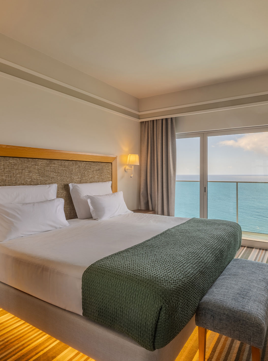 Suite Júnior Superior no Pestana Carlton Madeira com cama de casal e varanda com vista mar e secretária