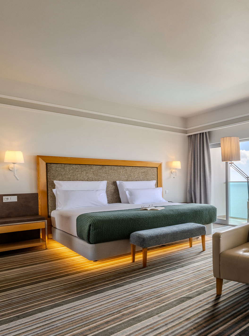 Suite Júnior Superior no Pestana Carlton Madeira com varanda mobilada e vista mar a partir do quarto