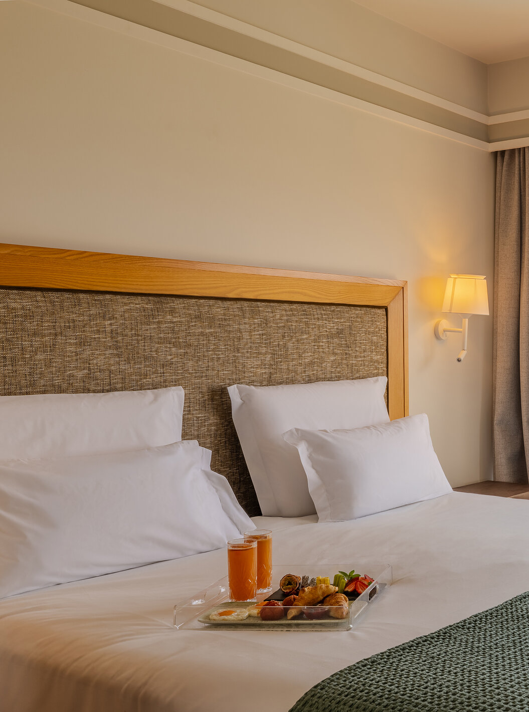Suite Júnior Superior no Pestana Carlton Madeira com cama ampla e varanda com vista para o mar e oceano azul