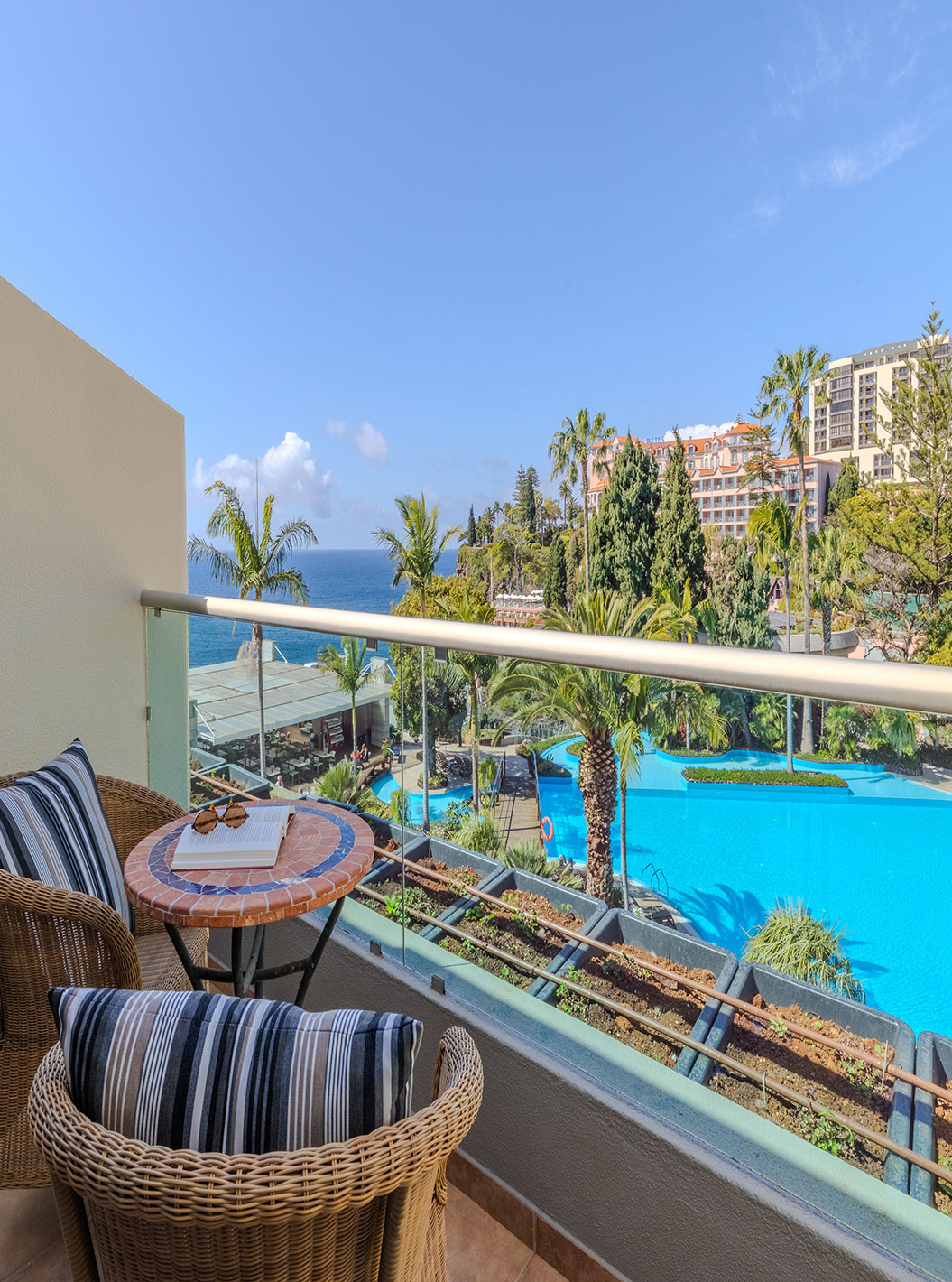 Suite Júnior no Pestana Carlton Madeira com varanda mobilada e vista para piscina, jardins e oceano