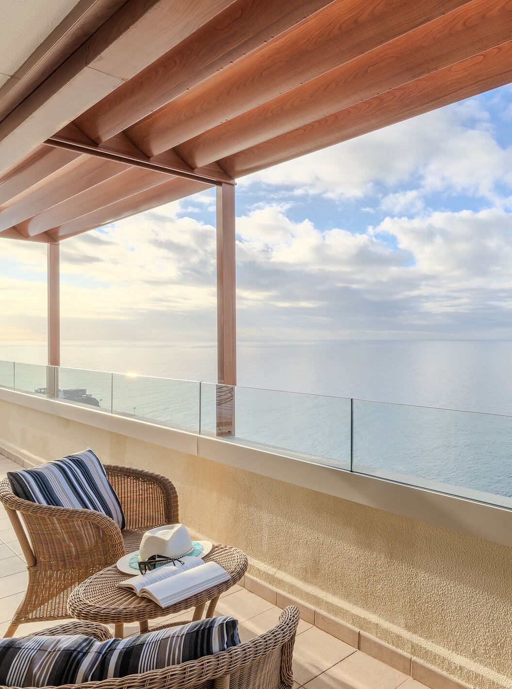 Suíte Presidencial no Pestana Carlton Madeira com varanda ampla e vista tranquila sobre o oceano Atlântico