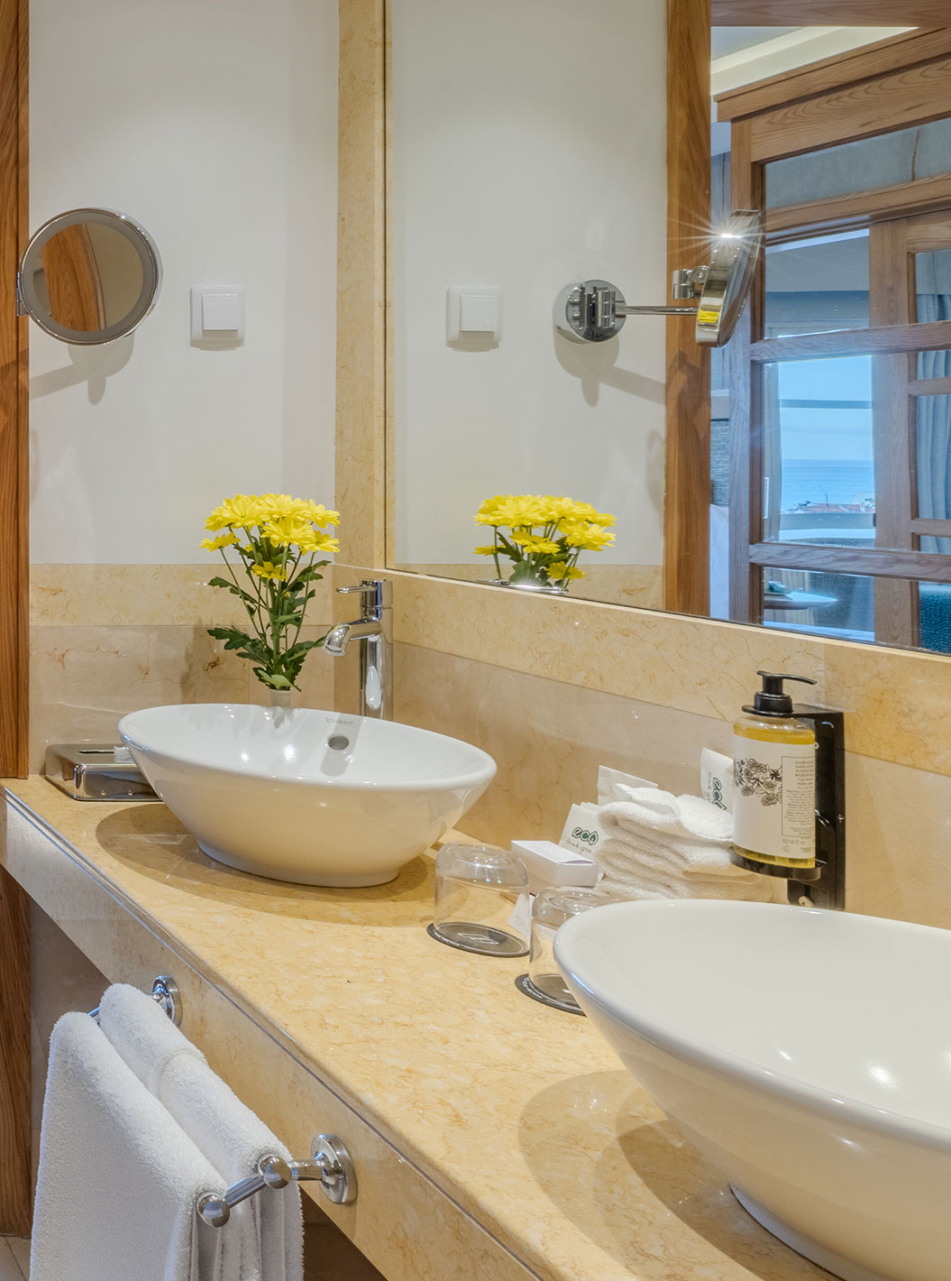 Suite Presidencial no Pestana Carlton Madeira com casa de banho em mármore, banheira e lavatórios duplos