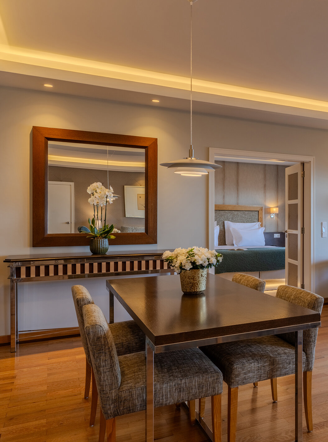 Suite Presidencial do Pestana Carlton Madeira com mesa de jantar, chaise longue e varanda com vista mar