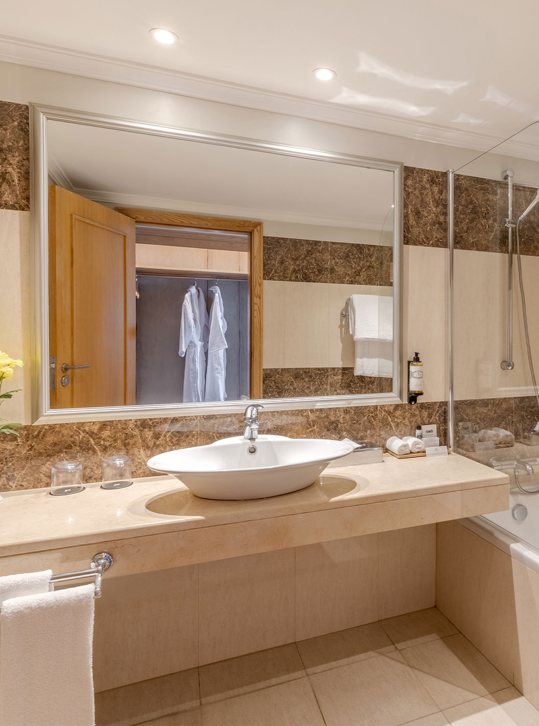 Quarto Twin Classic com Vista Baía e Mar no Pestana Carlton Madeira, casa de banho com banheira e espelho amplo