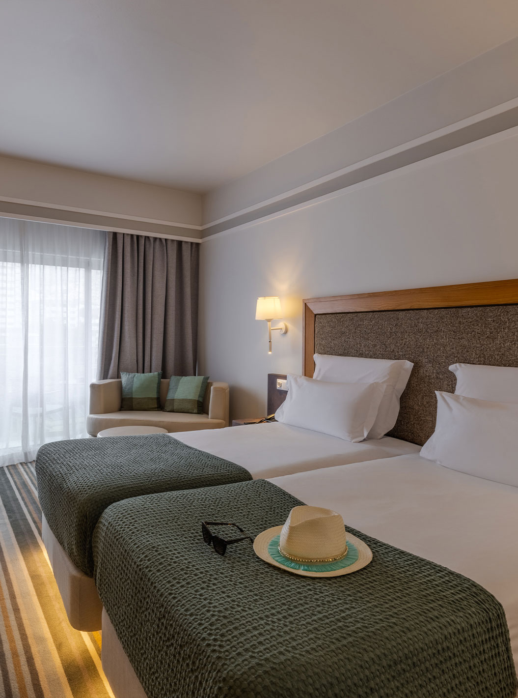 Quarto Twin Clássico com Vista Baía e Mar no Pestana Carlton Madeira, com camas individuais e varanda