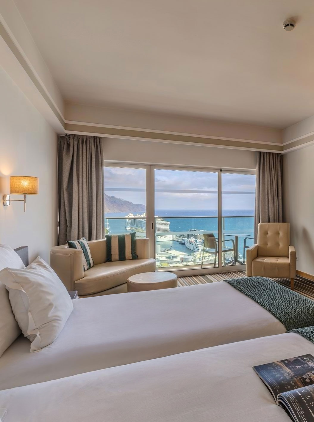 Quarto Twin Clássico Vista Baía e Mar no Pestana Carlton Madeira, com varanda e vista sobre o oceano