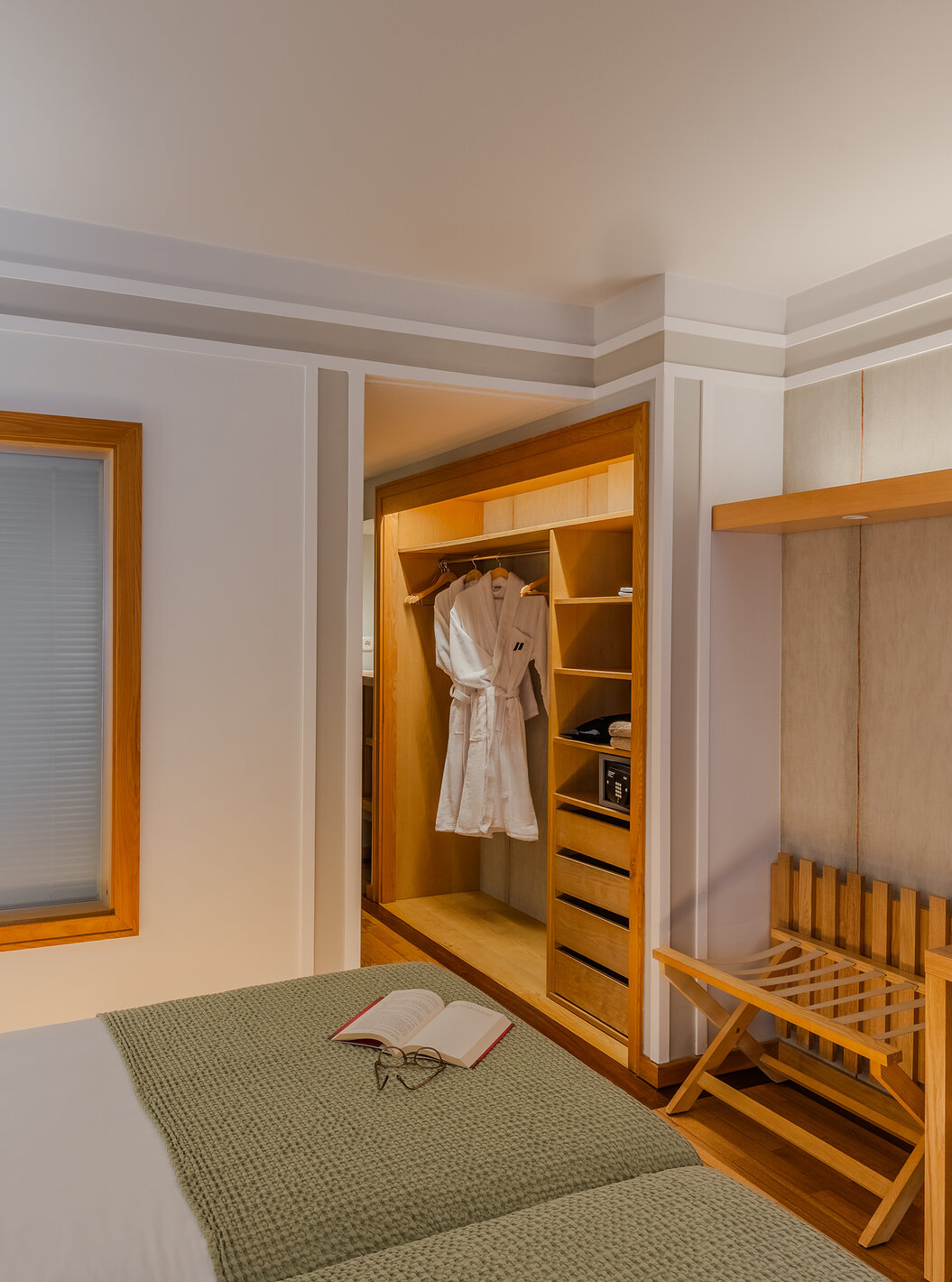 Quarto Twin Classic Vista Piscina no Pestana Carlton Madeira com cama, televisão e roupeiro em madeira