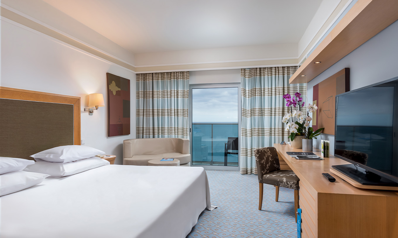 O Twin Clássico Vista Mar Superior do Pestana Carlton Madeira tem uma cama de casal, uma televisão, uma secretária e varanda