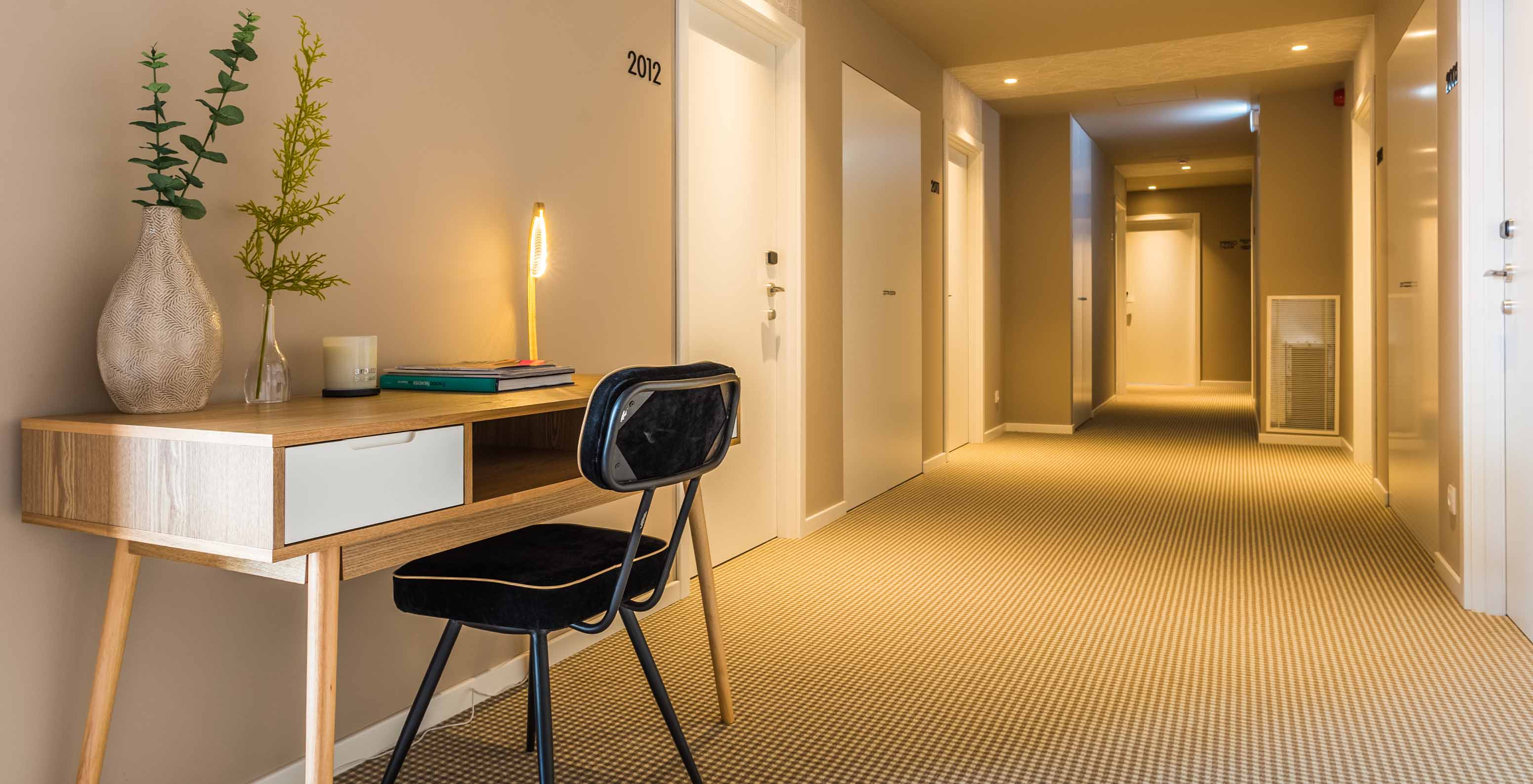 O Pestana Casino Studios, com Apartamentos no Centro da Cidade, com Piscina tem um corredor com uma secretária
