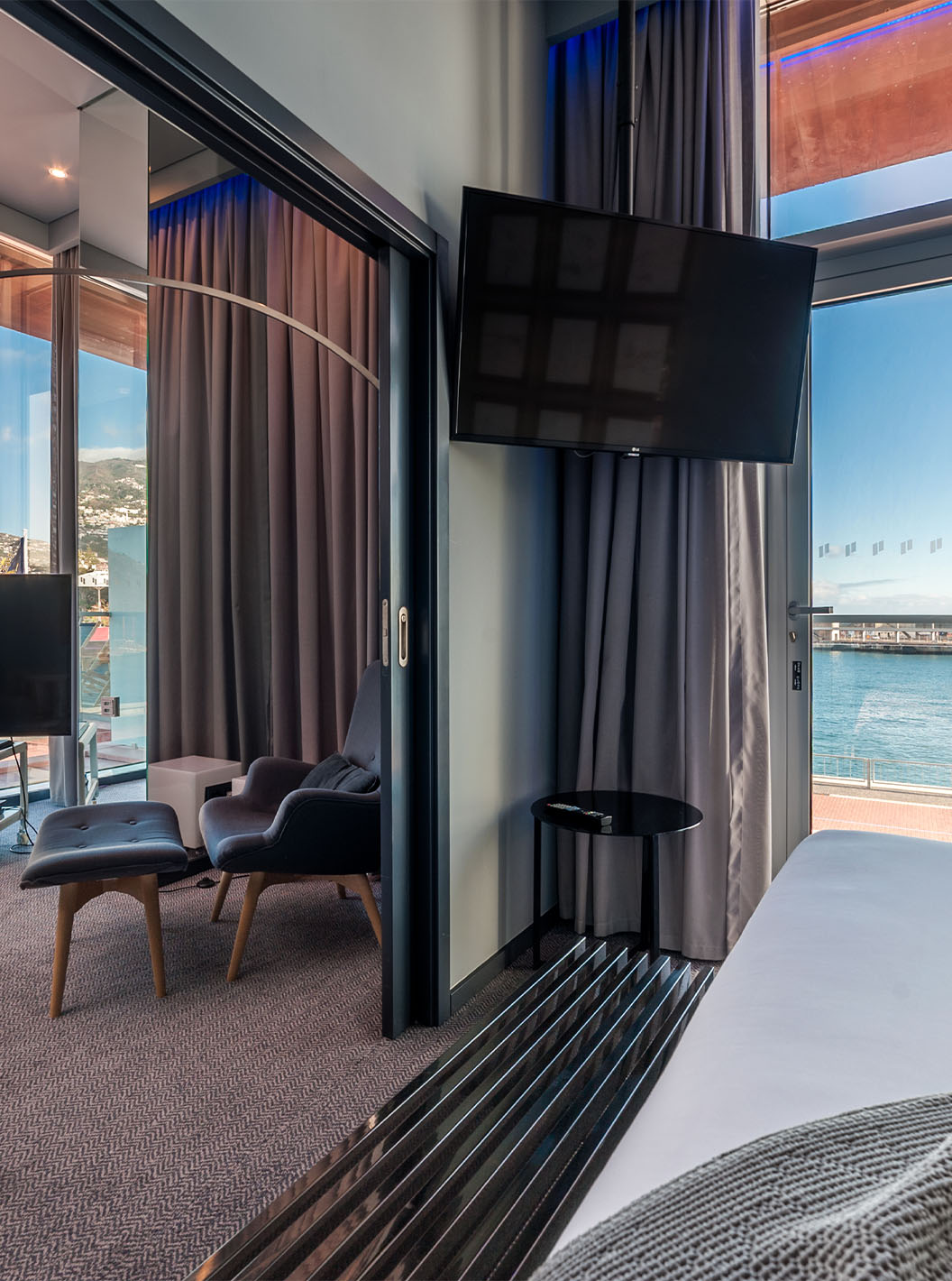 A CR7 Suite do Pestana CR7 Funchal tem uma vista quase panorâmica para o Funchal, ao pé da televisão