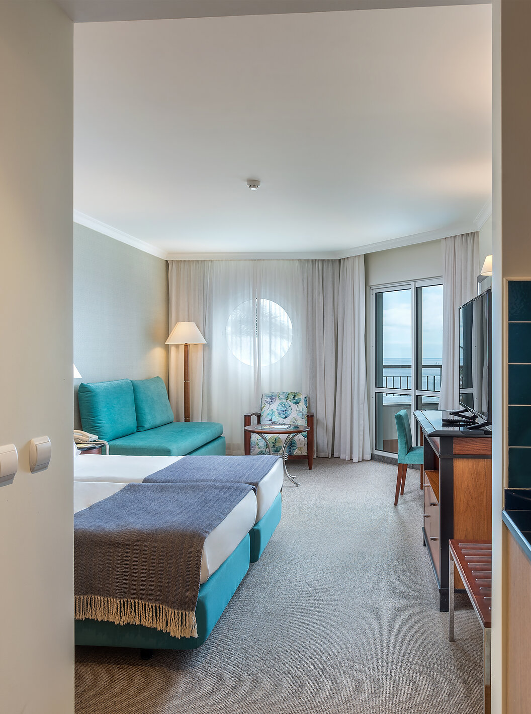 O quarto Familiar do Pestana Grand tem uma cozinha com lavatório, com duas camas individuais e sofá