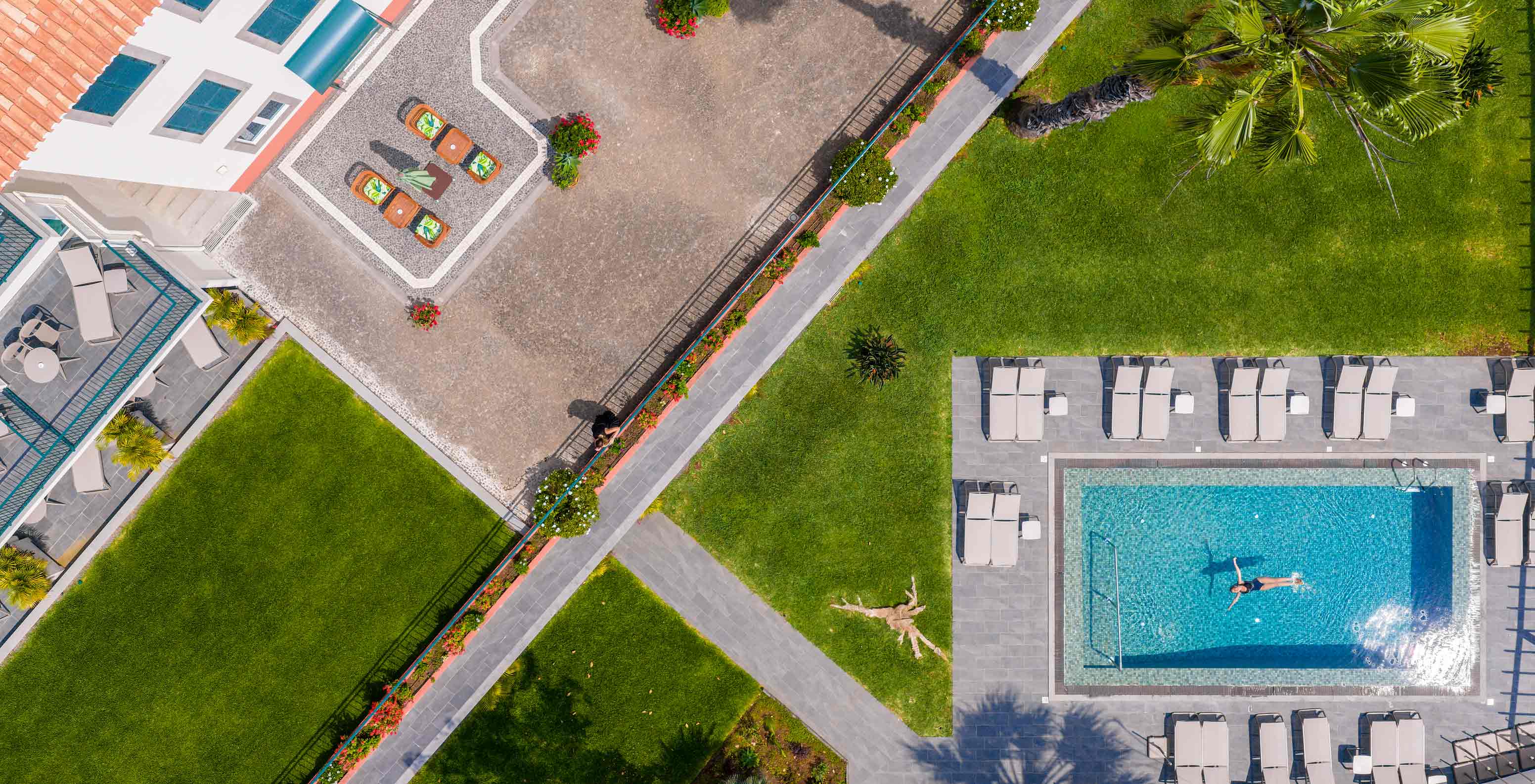 Área exterior da piscina e do jardim do Pestana Quinta Perestrello, um Hotel de 4 estrelas perto do centro do funchal  