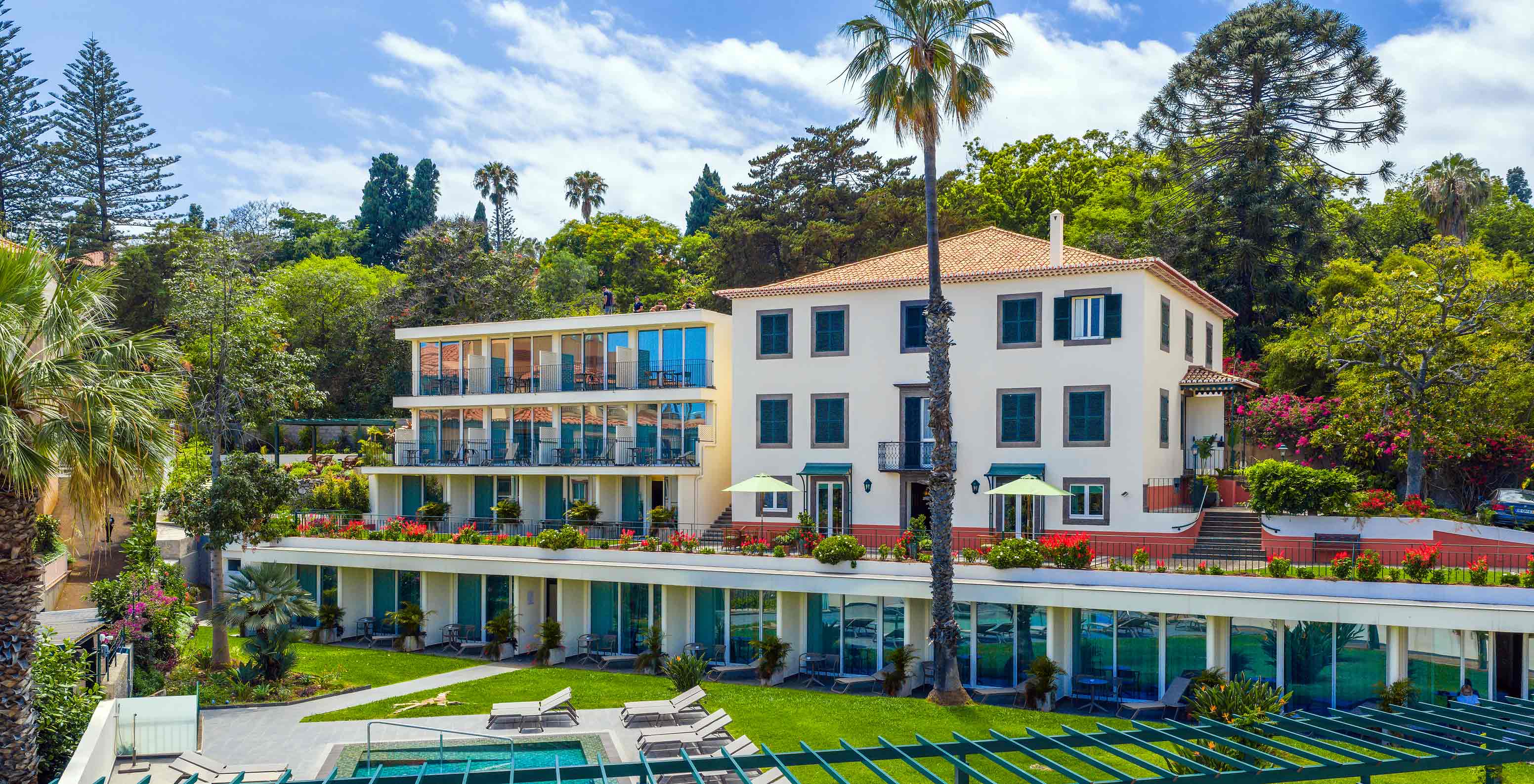 Edifício do Pestana Quinta Perestrello, um Hotel de Charme perto do Funchal, com piscina e jardim à frente 