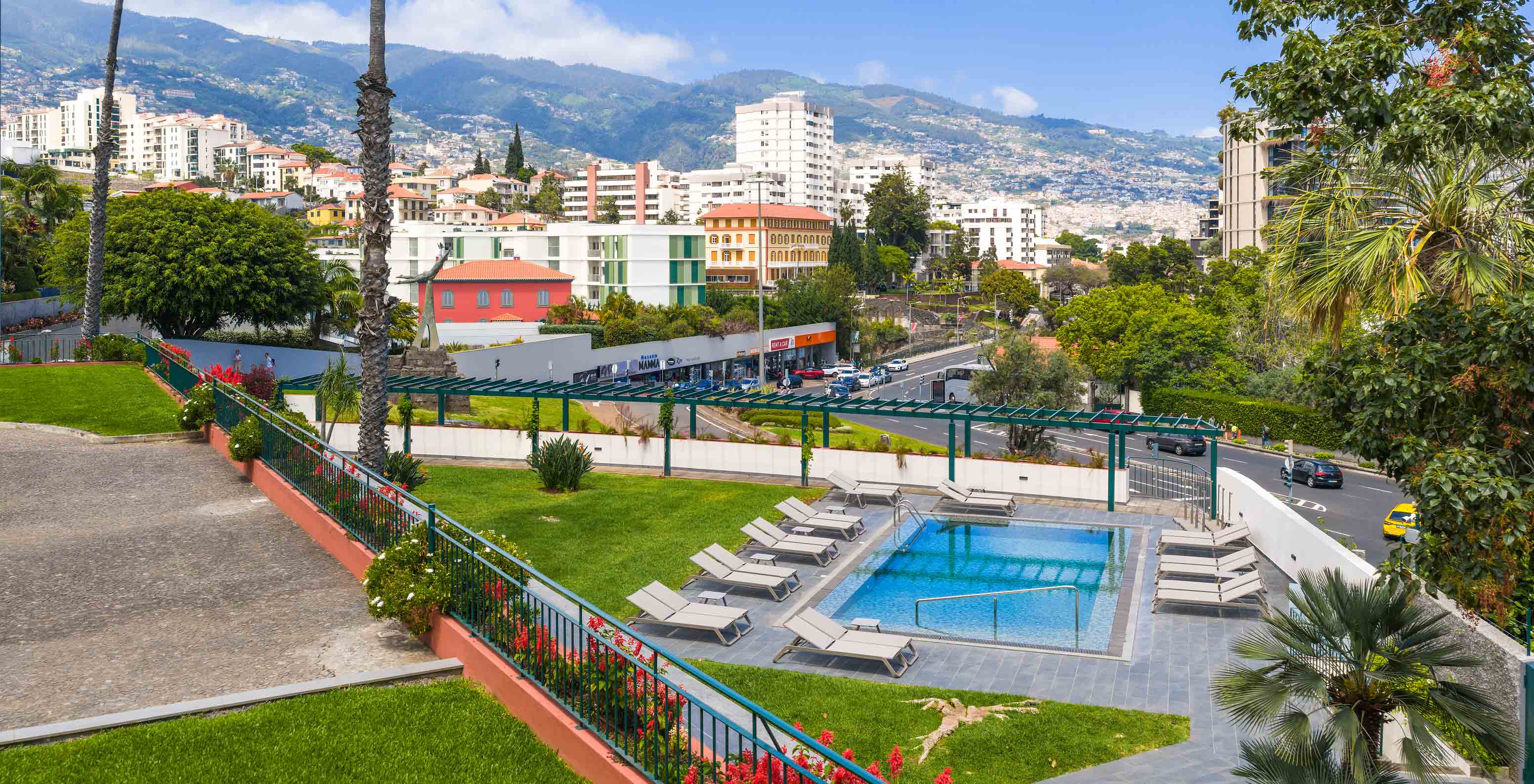 Vista do terraço do Pestana Quinta Perestrello para a zona da piscina e para a encosta da ilha da Madeira 