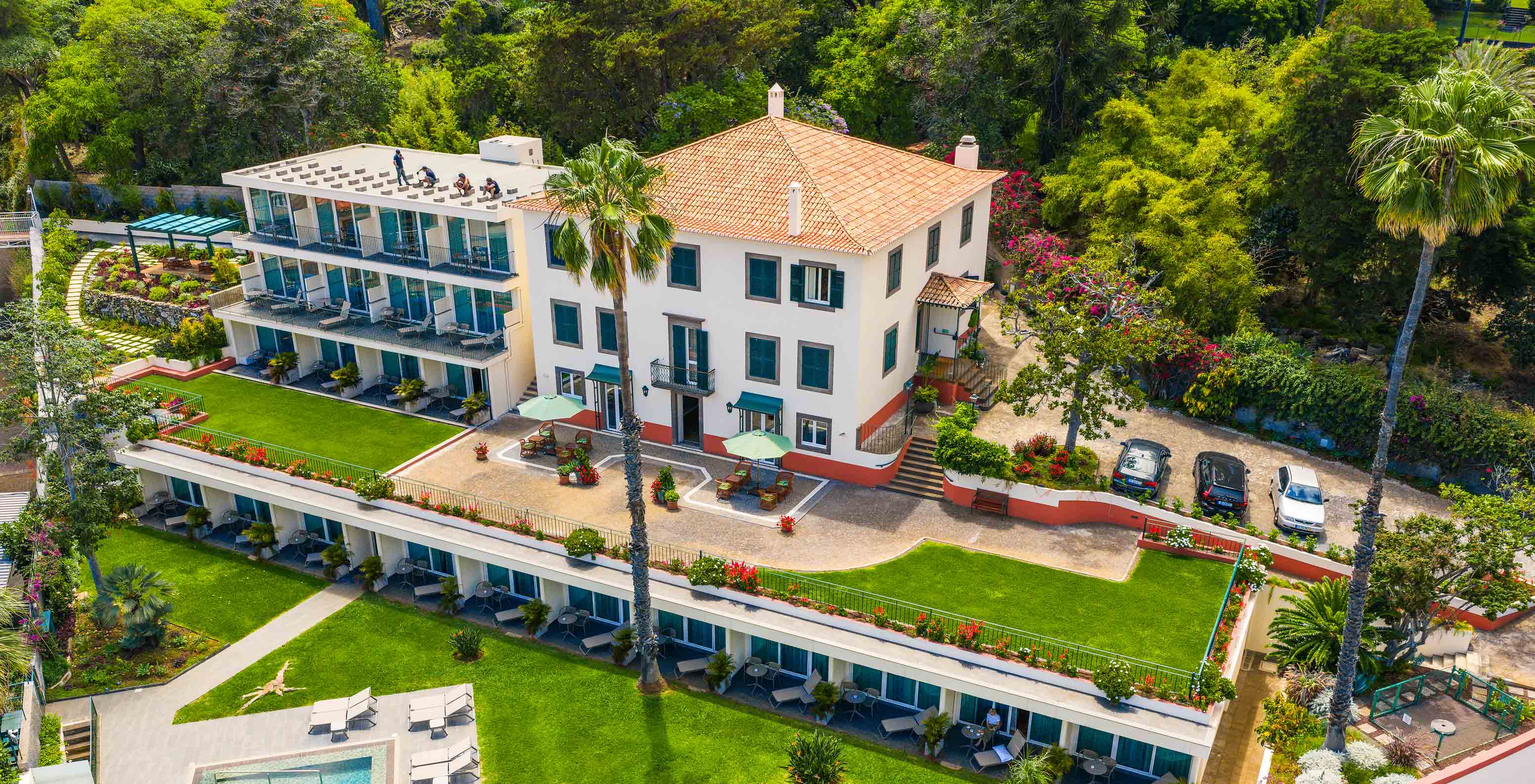 Zona exterior do Pestana Quinta Perestrello, um Hotel perto do centro do Funchal, rodeada de vegetação e jardim 