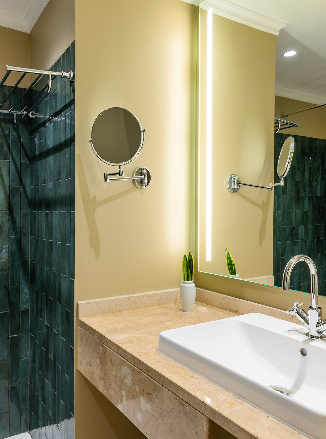 O Quarto Vista Mar Parcial com Varanda do Pestana Quinta Perestrello tem uma casa de banho com lavatório e azulejos