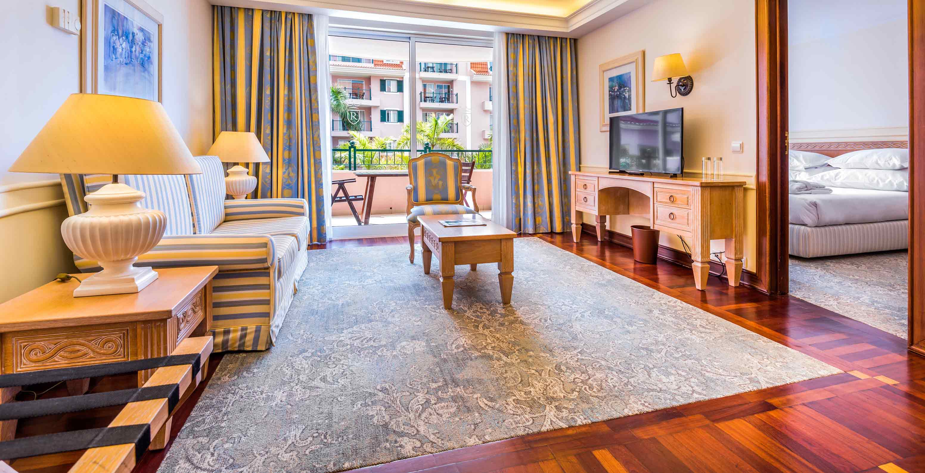 A Suite do Pestana Royal All Inclusive conta com uma sala com televisão, cadeiras e uma varanda