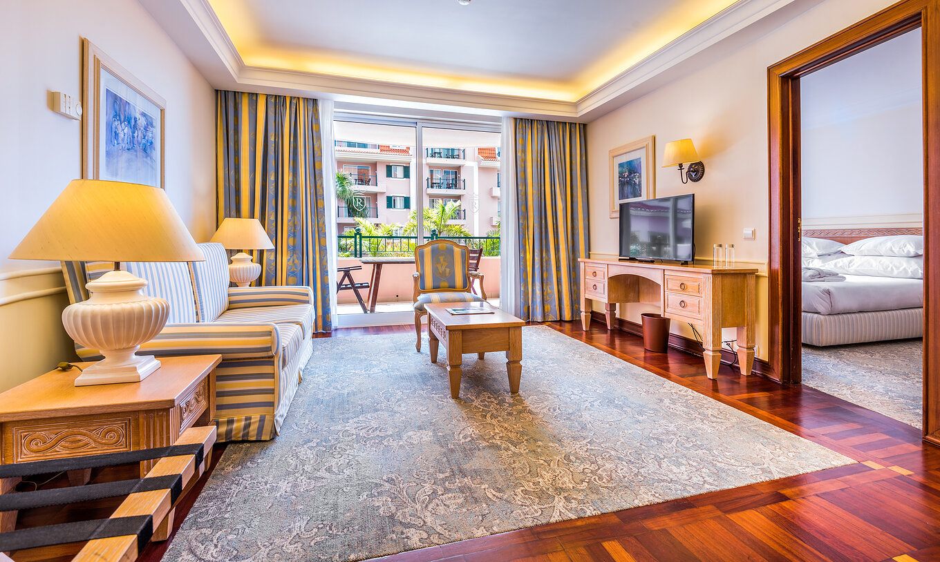 A Suite do Pestana Royal All Inclusive conta com uma sala com televisão, cadeiras e uma varanda