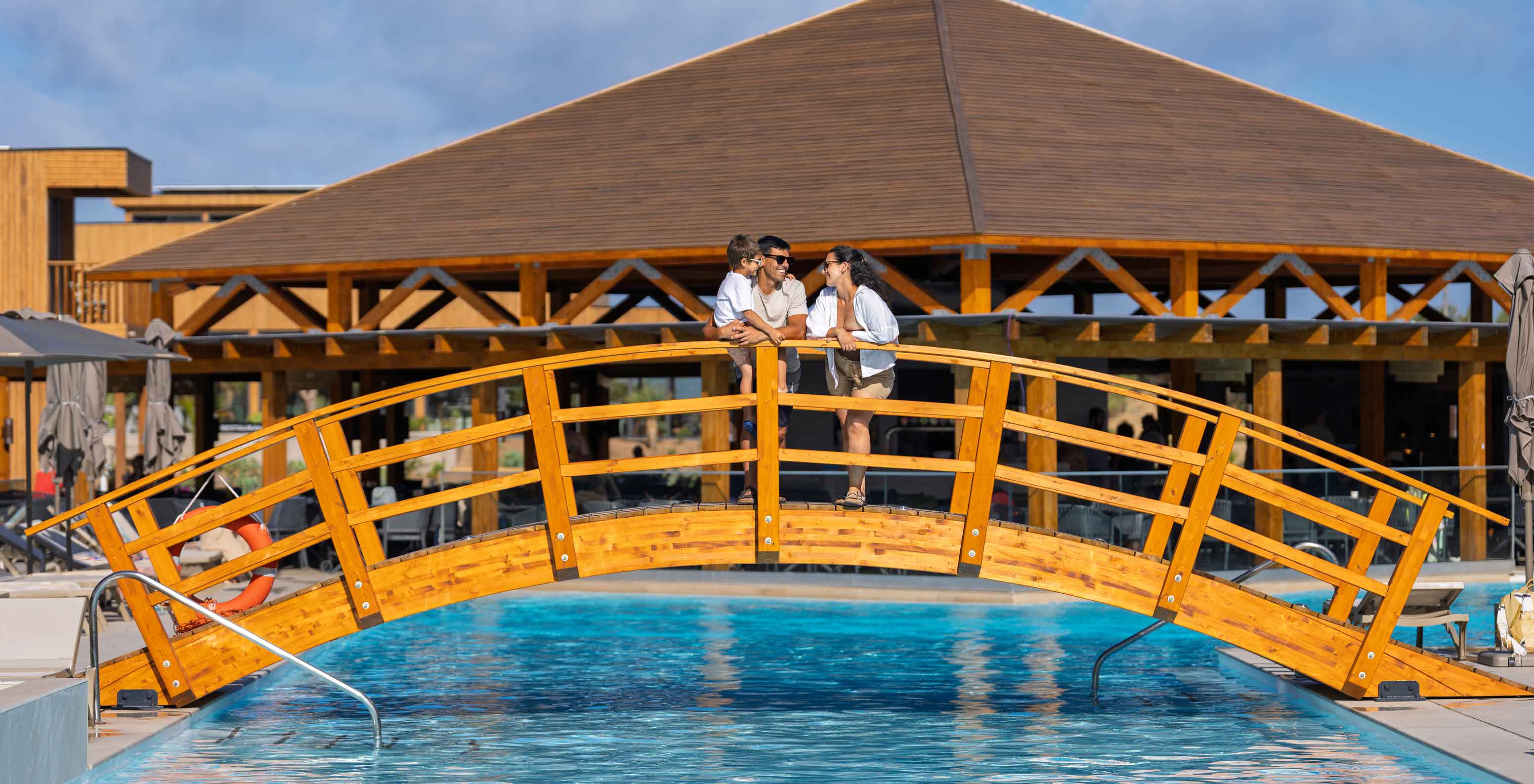 Pestana Dunas Porto Santo ALL INCLUSIVE, Eco-Resort com Tudo Incluído no Porto Santo, casal numa ponte sobre a piscina