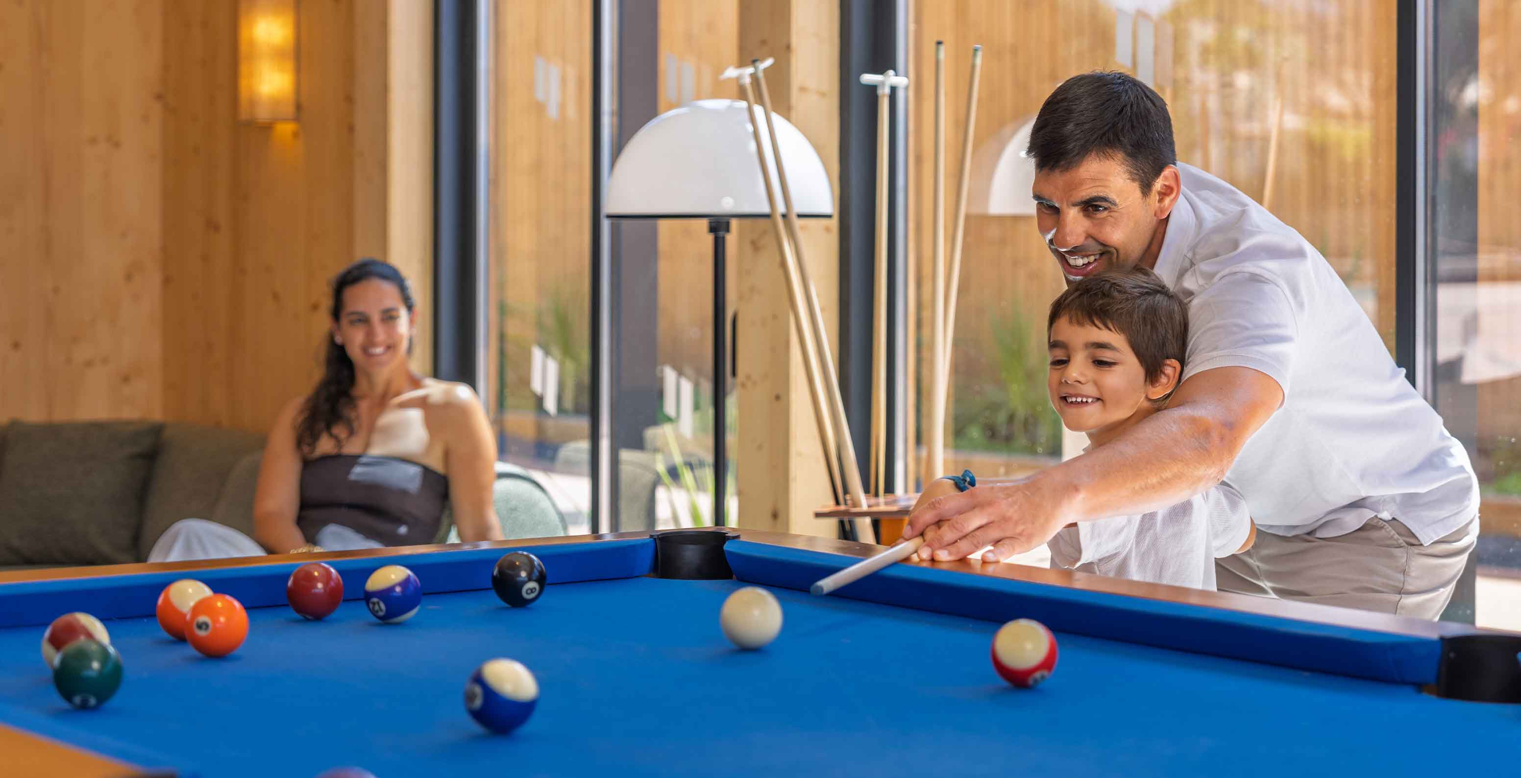 Pestana Dunas Porto Santo ALL INCLUSIVE Eco-Resort com Tudo Incluído no Porto Santo com família a jogar bilhar
