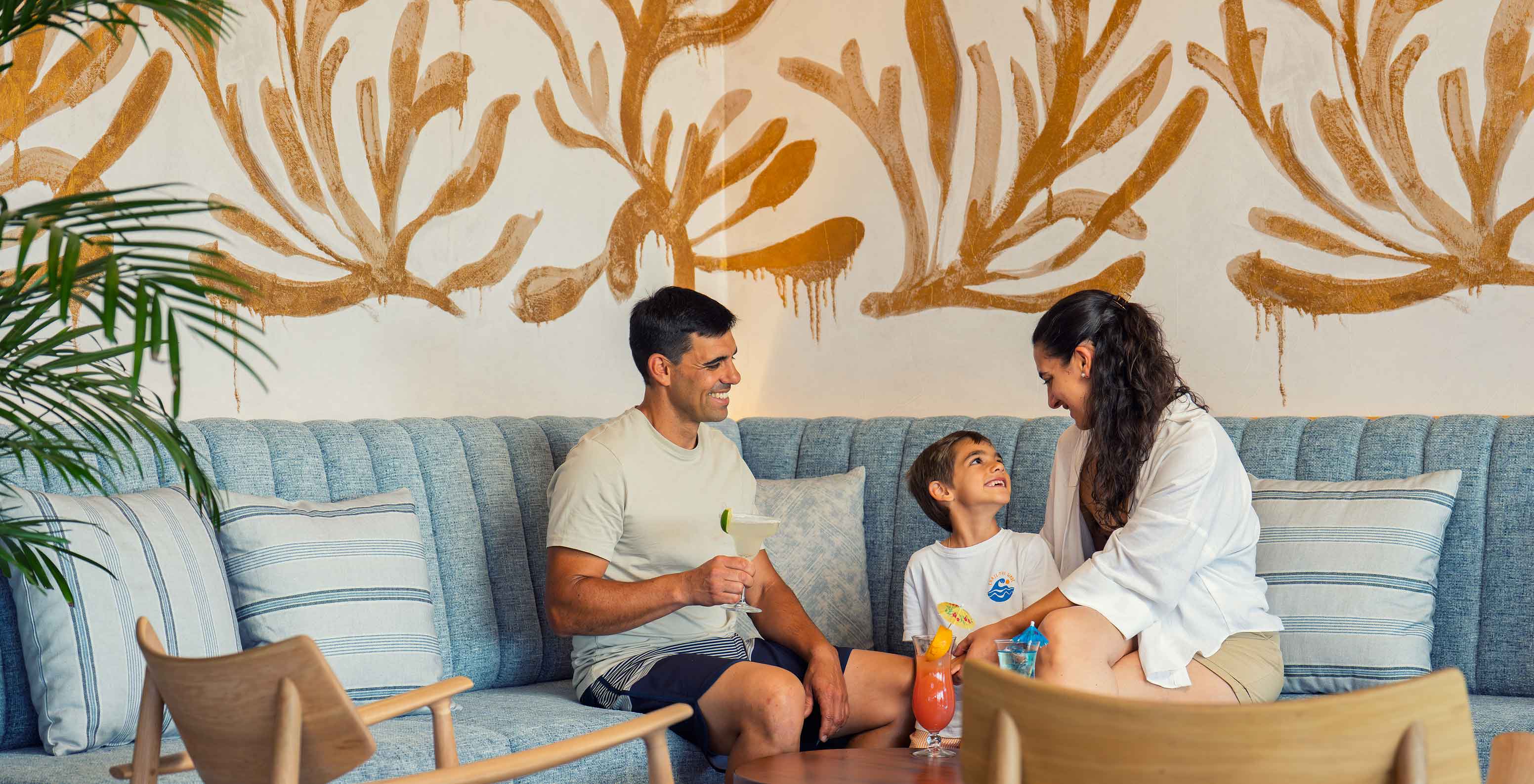 Pestana Dunas Porto Santo ALL INCLUSIVE, Eco-Resort com Tudo Incluído no Porto Santo, família relaxa no lounge