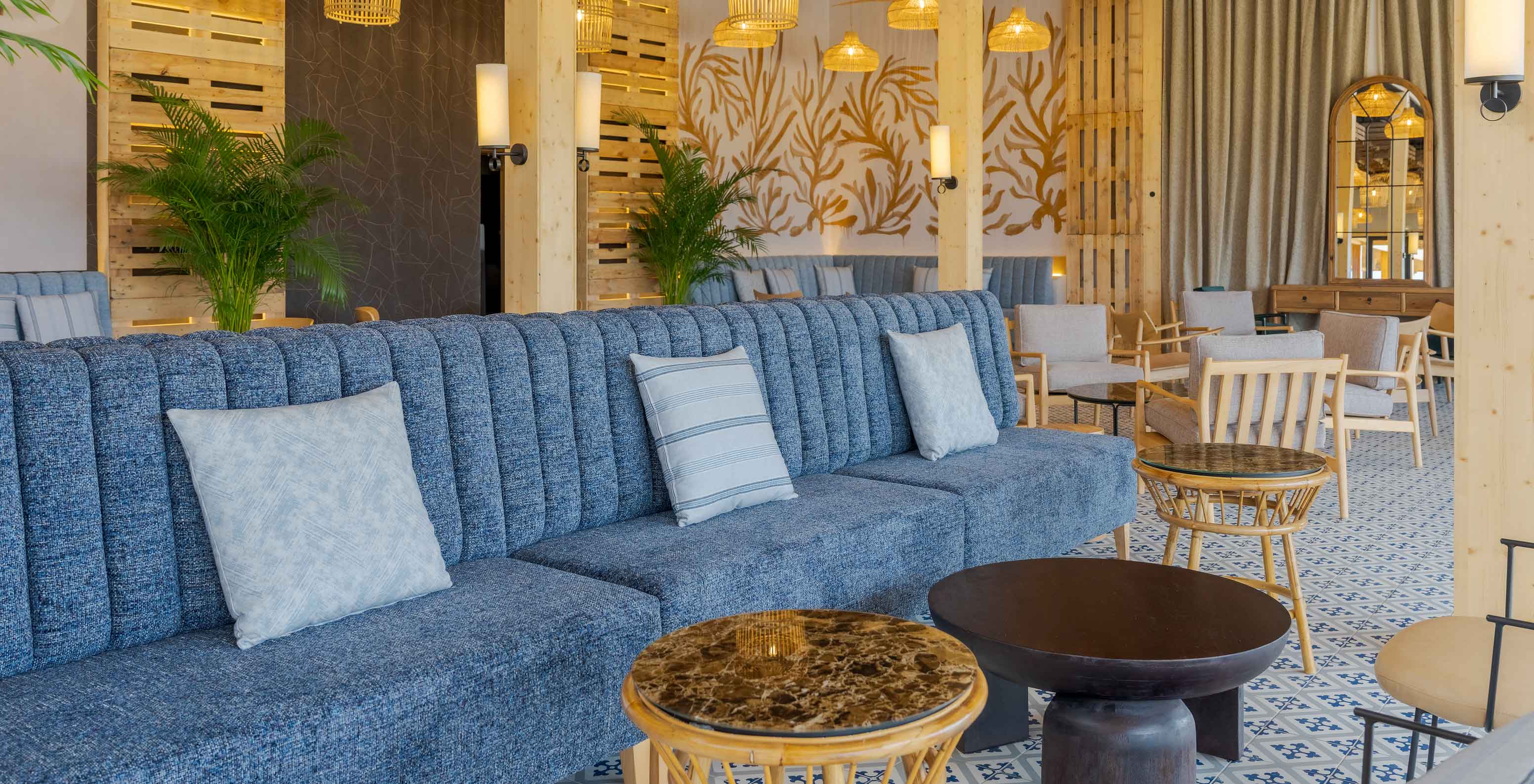 Pestana Dunas Porto Santo ALL INCLUSIVE Eco-Resort com Tudo Incluído no Porto Santo com lounge de sofás azuis