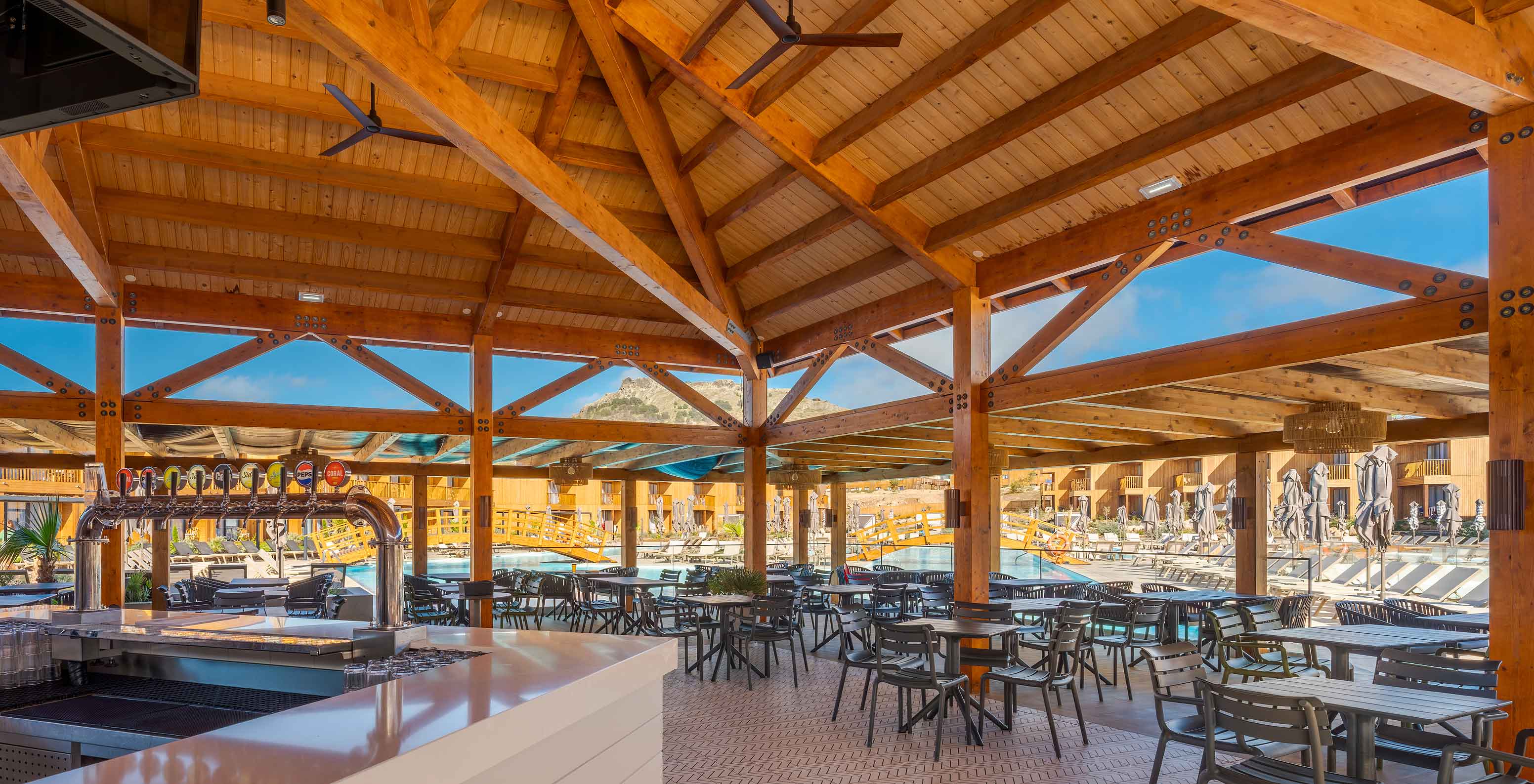 Pestana Dunas Porto Santo ALL INCLUSIVE Eco-Resort com Tudo Incluído no Porto Santo, bar junto à piscina coberta em madeira