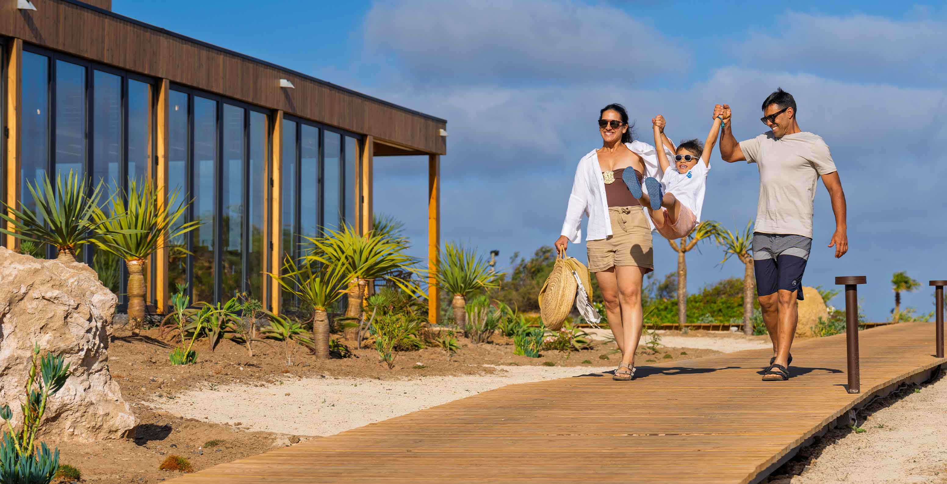 Pestana Dunas Porto Santo ALL INCLUSIVE, Eco-Resort com Tudo Incluído no Porto Santo com família num passadiço