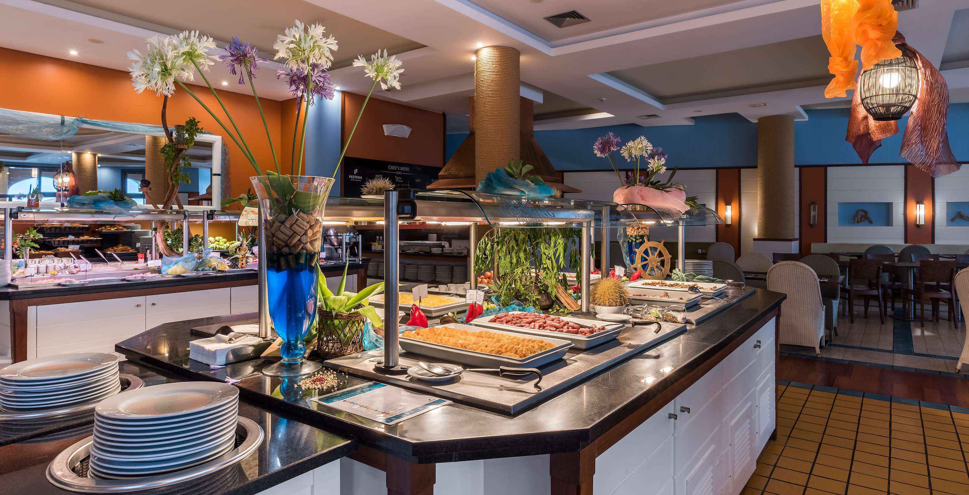 O restaurante Marés, do Resort de 5 Estrelas no Porto Santo, tem um buffet com várias opções desde iogurtes, fruta, pãoO restaurante Marés, do Resort de 5 Estrelas no Porto Santo, tem um buffet com várias opções desde iogurtes, fruta, pão