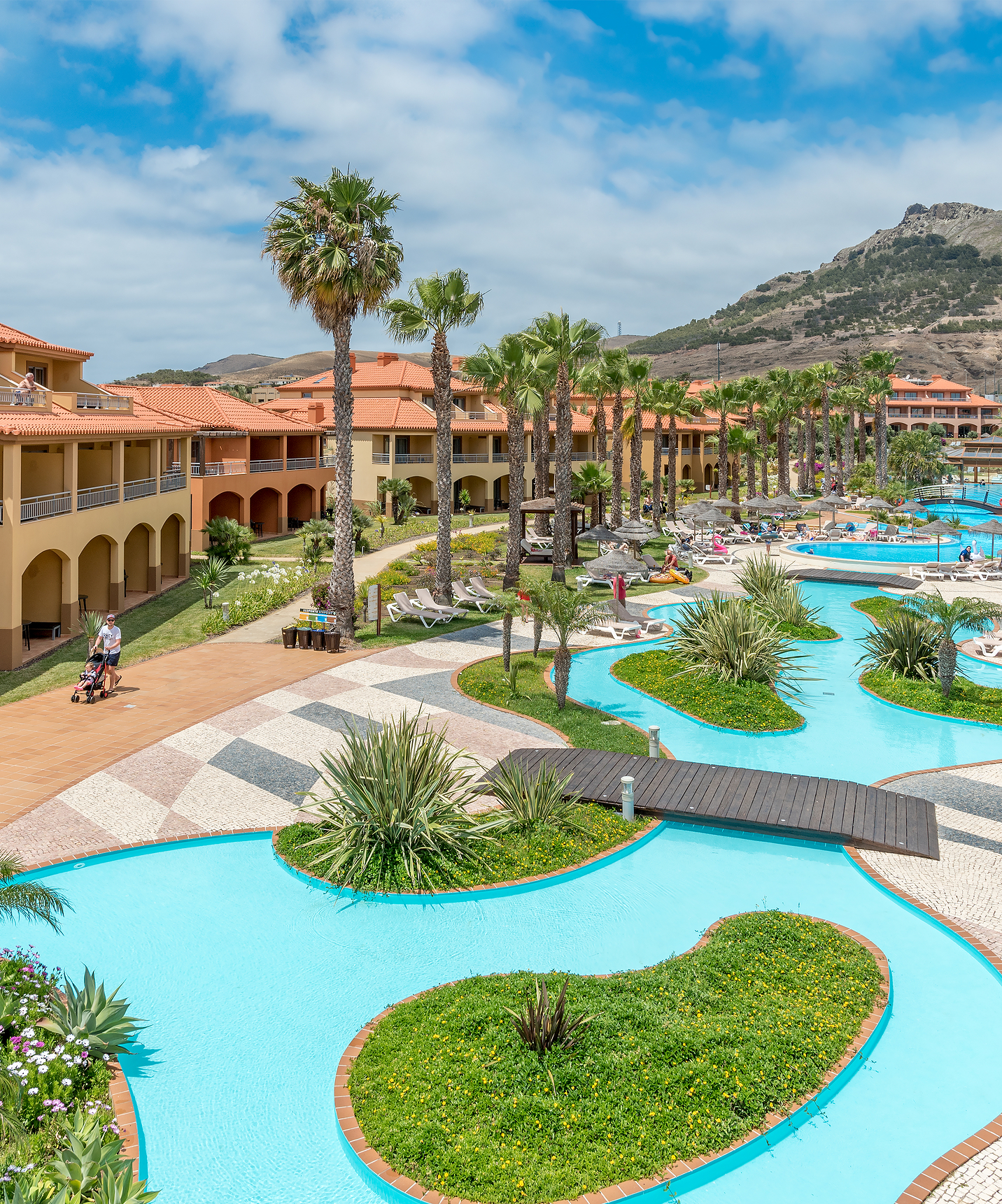 Piscina exterior do Hotel com Tudo Incluído e Spa no Porto Santo, com várias piscinas interligadas por pontes de madeira